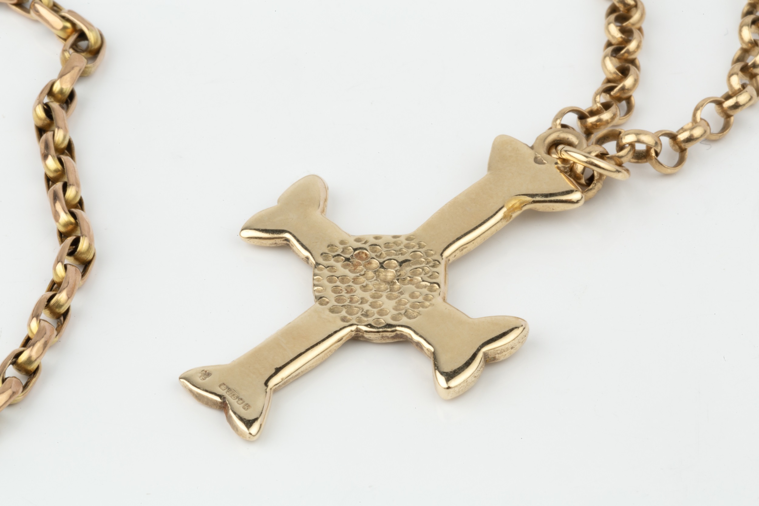 A 9ct gold cross pendant, of Celtic knot design, on a 9ct gold belcher link chain, pendant 3.7cm - Bild 2 aus 2