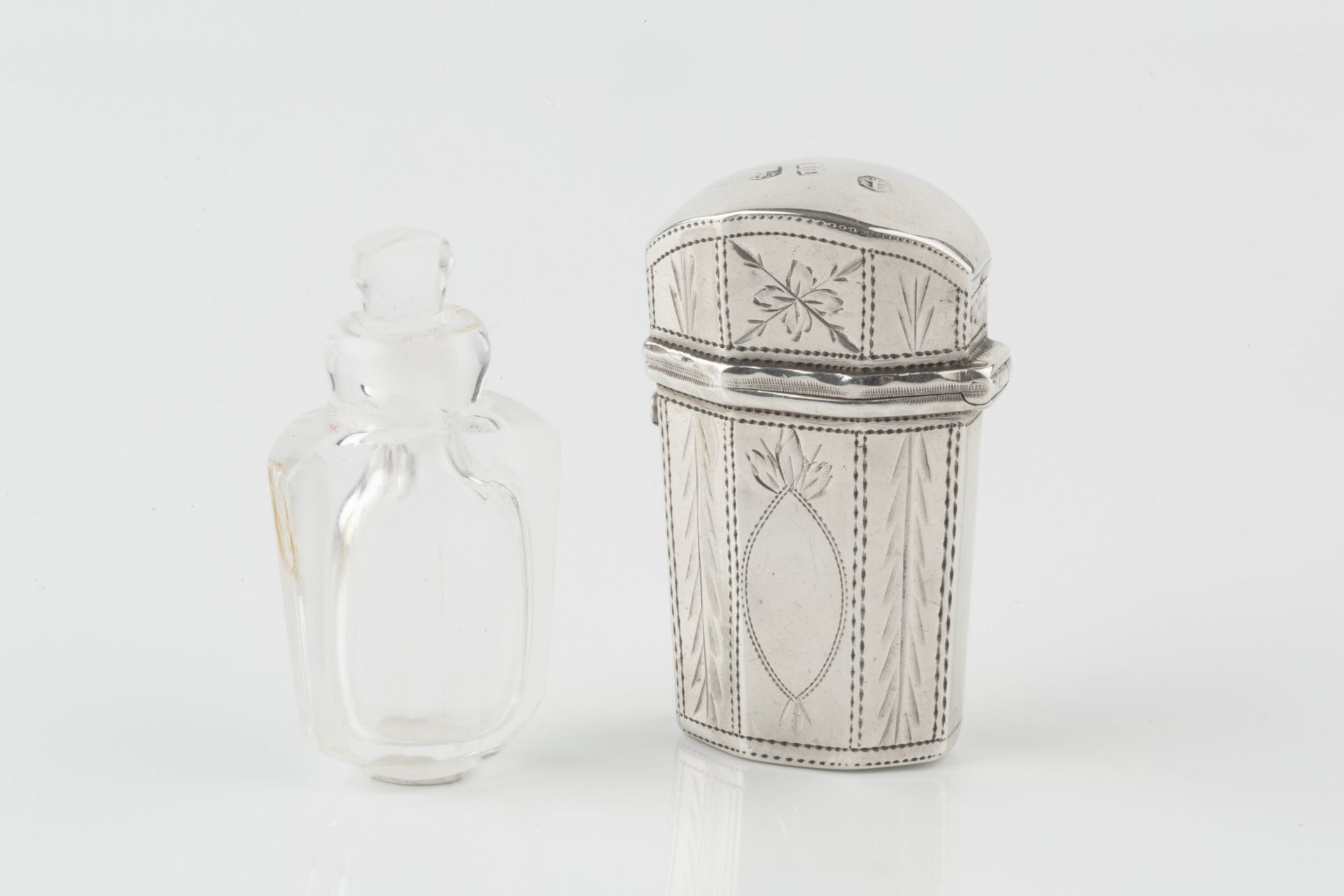 A George III silver scent bottle etui, of tapered and faceted form, engraved with panels of stylised - Bild 4 aus 4