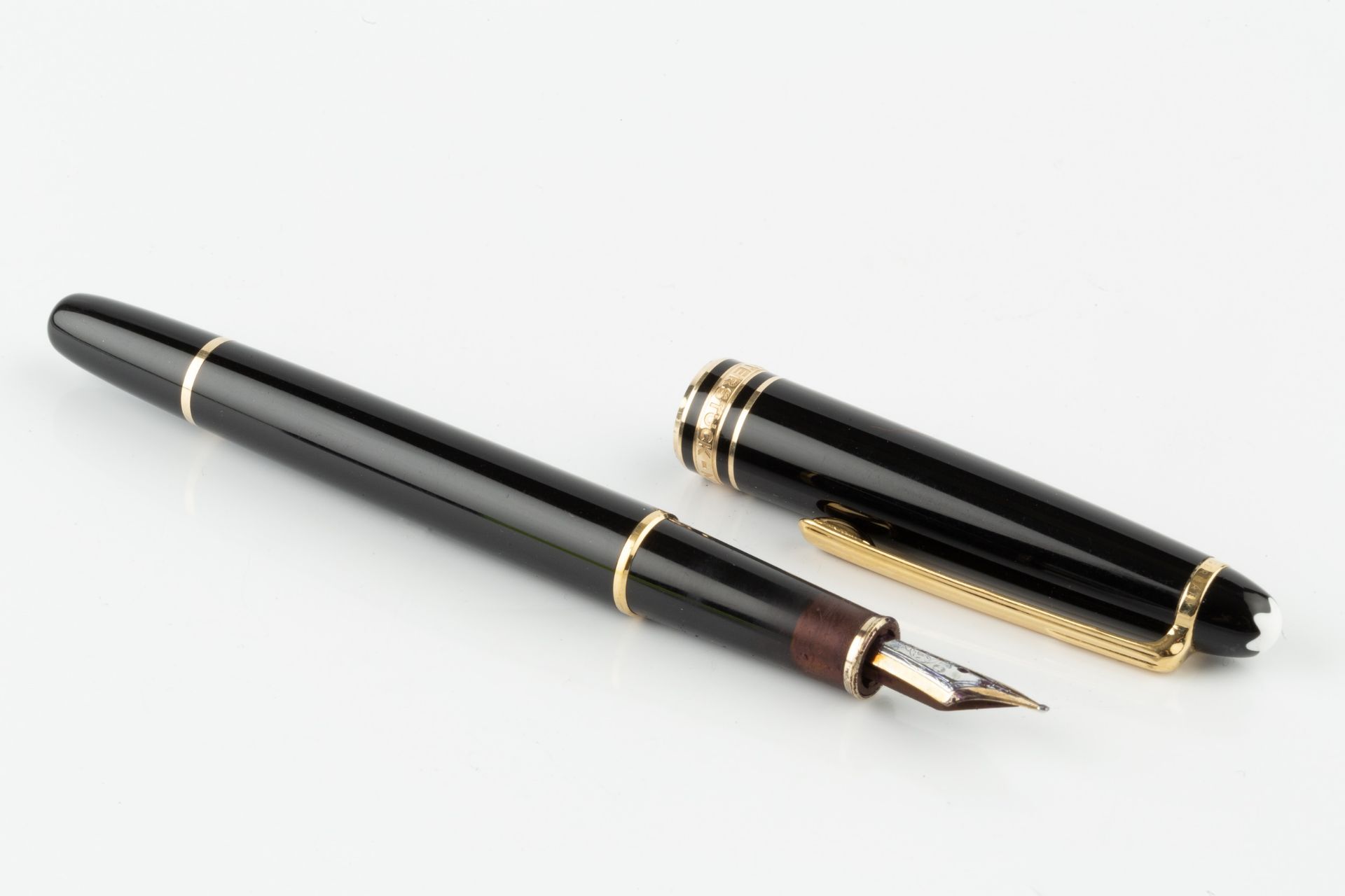 A Mont Blanc Meisterstück fountain pen, no. MIL747502, 13.5cm long Appears to be in good condition - Image 2 of 2