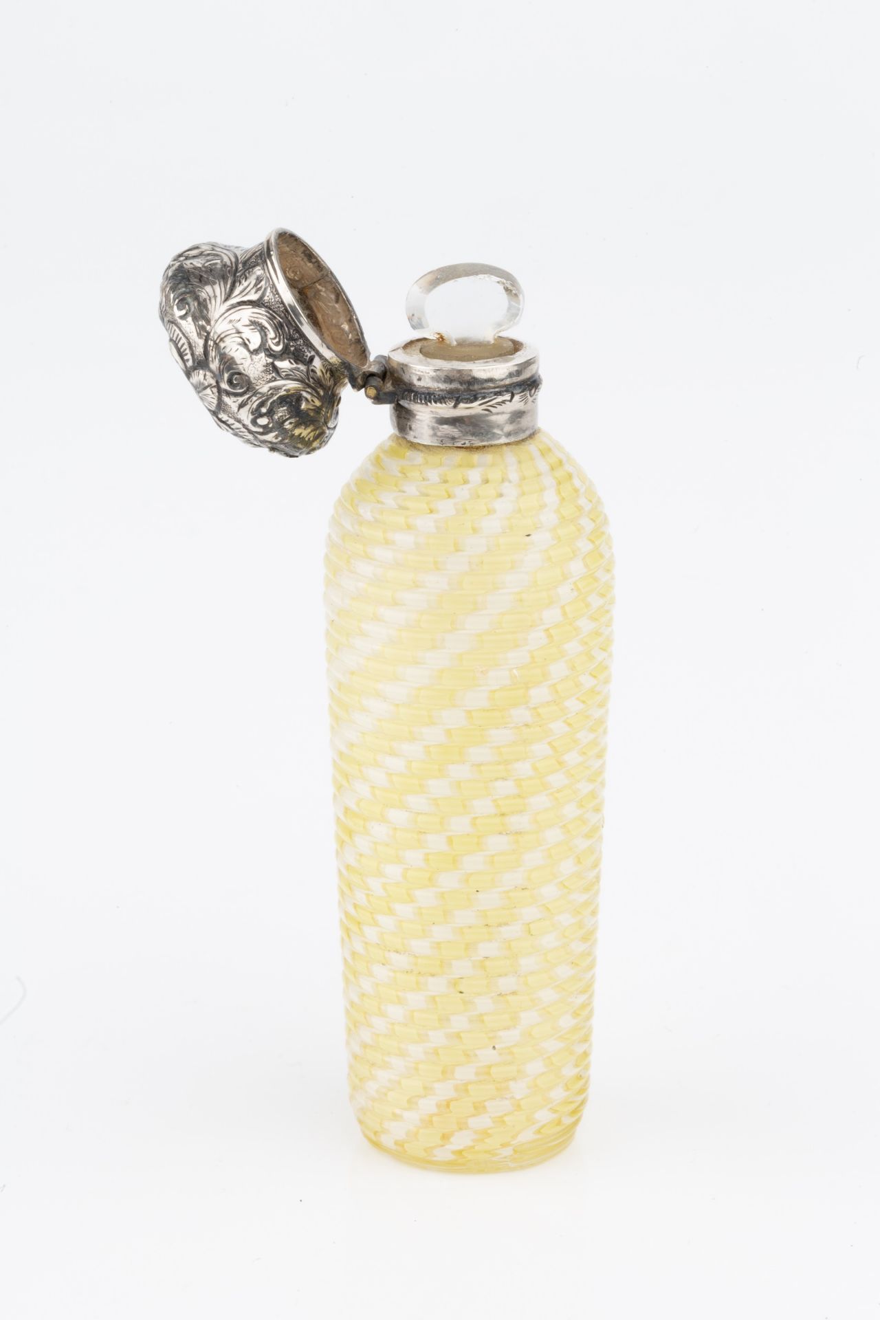 A late 19th century silver topped ridged glass scent bottle, with yellow and white spiral lattice - Bild 3 aus 3