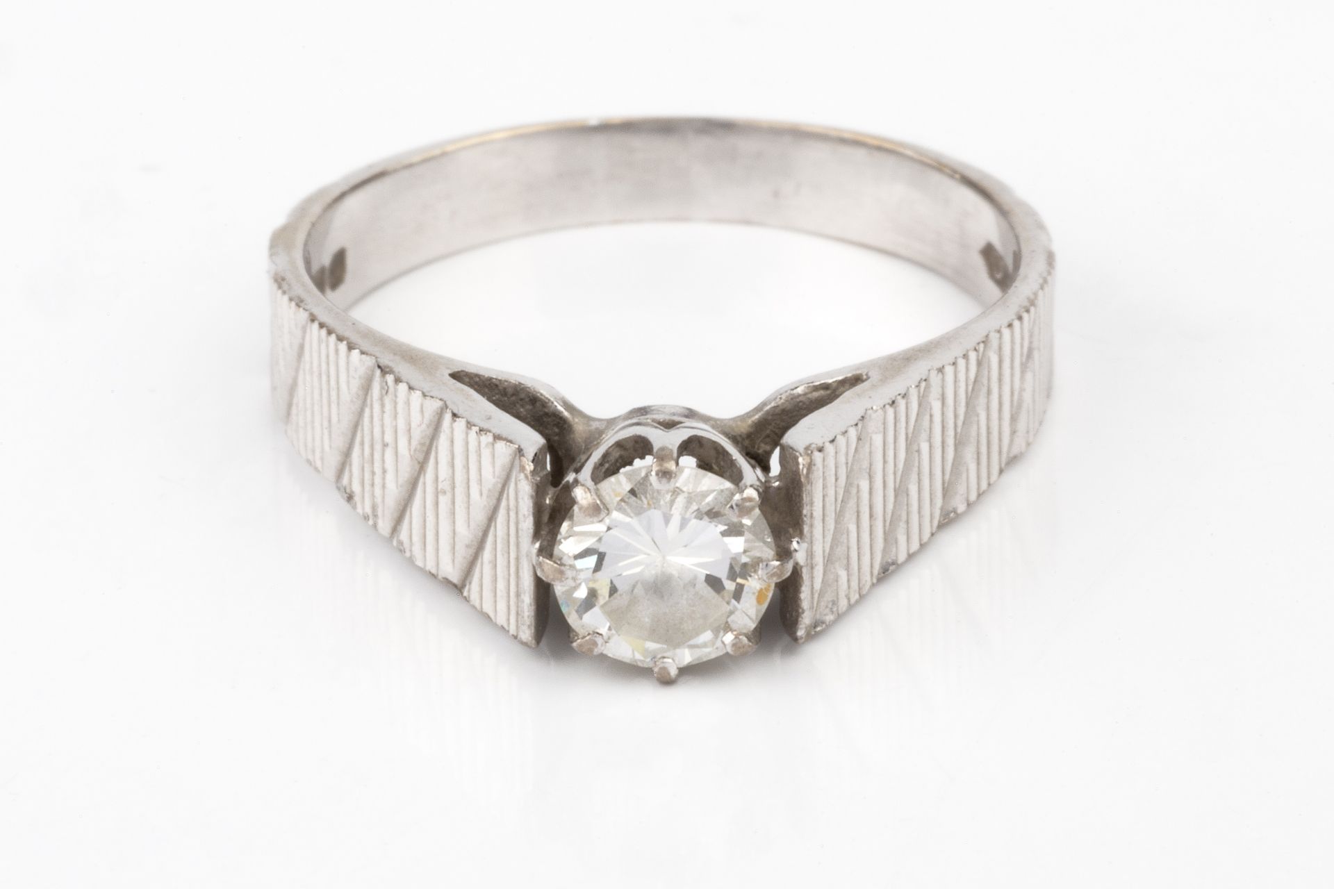 A diamond solitaire ring, the brilliant cut stone of approx 0.5ct, claw set to a textured 18ct white - Bild 3 aus 4