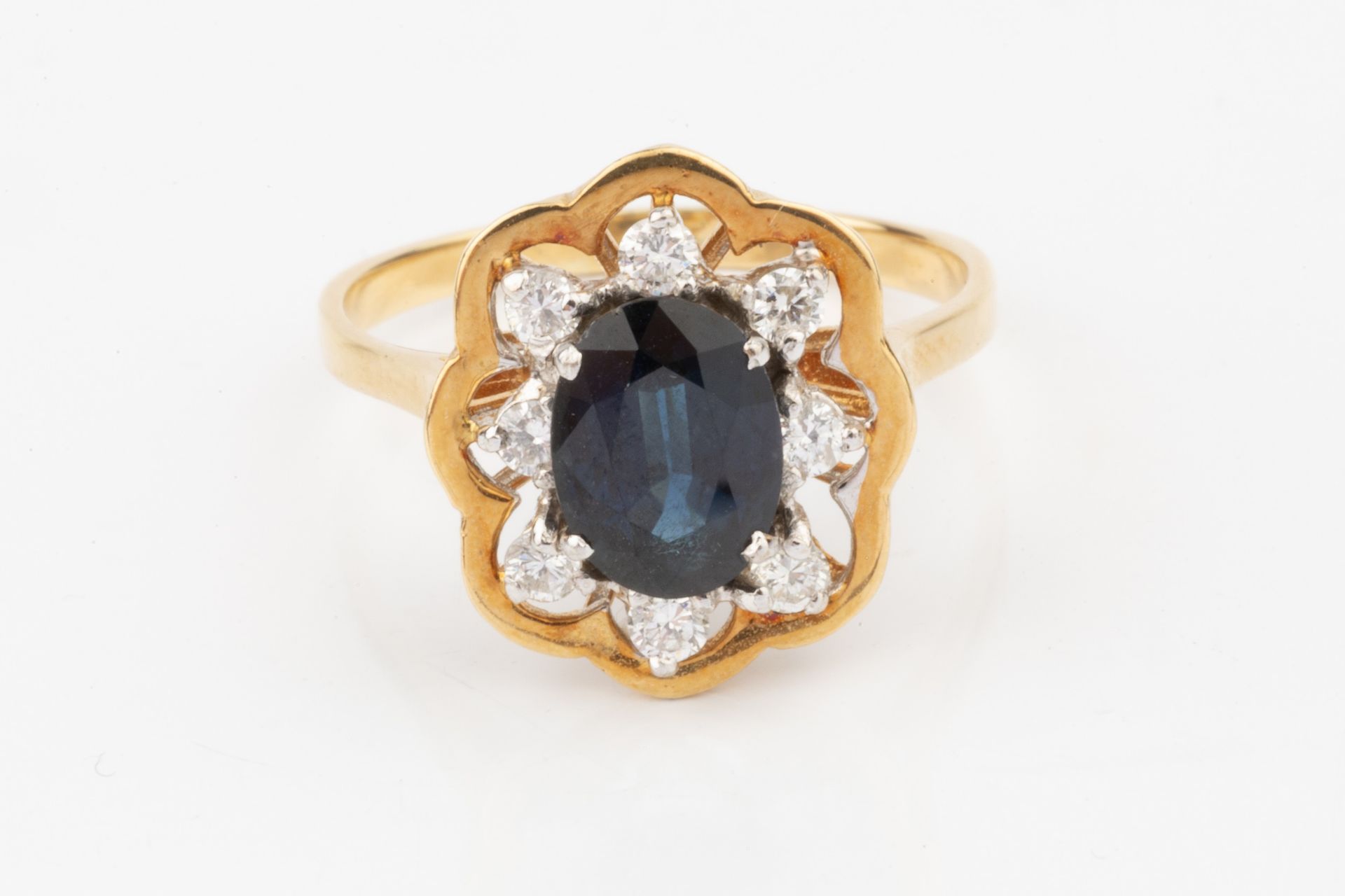 A sapphire and diamond dress ring, the oval central sapphire within a border of eight brilliant - Bild 3 aus 4