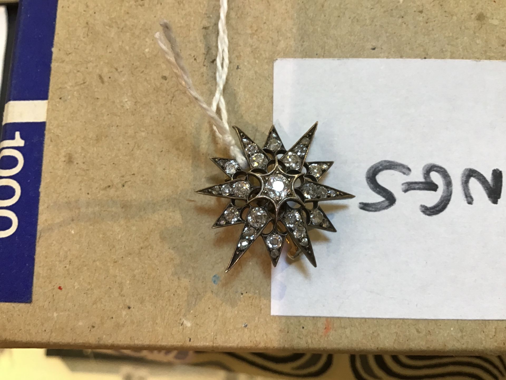 A late Victorian/Edwardian diamond star brooch/pendant, set throughout with graduated old-cut - Bild 3 aus 9
