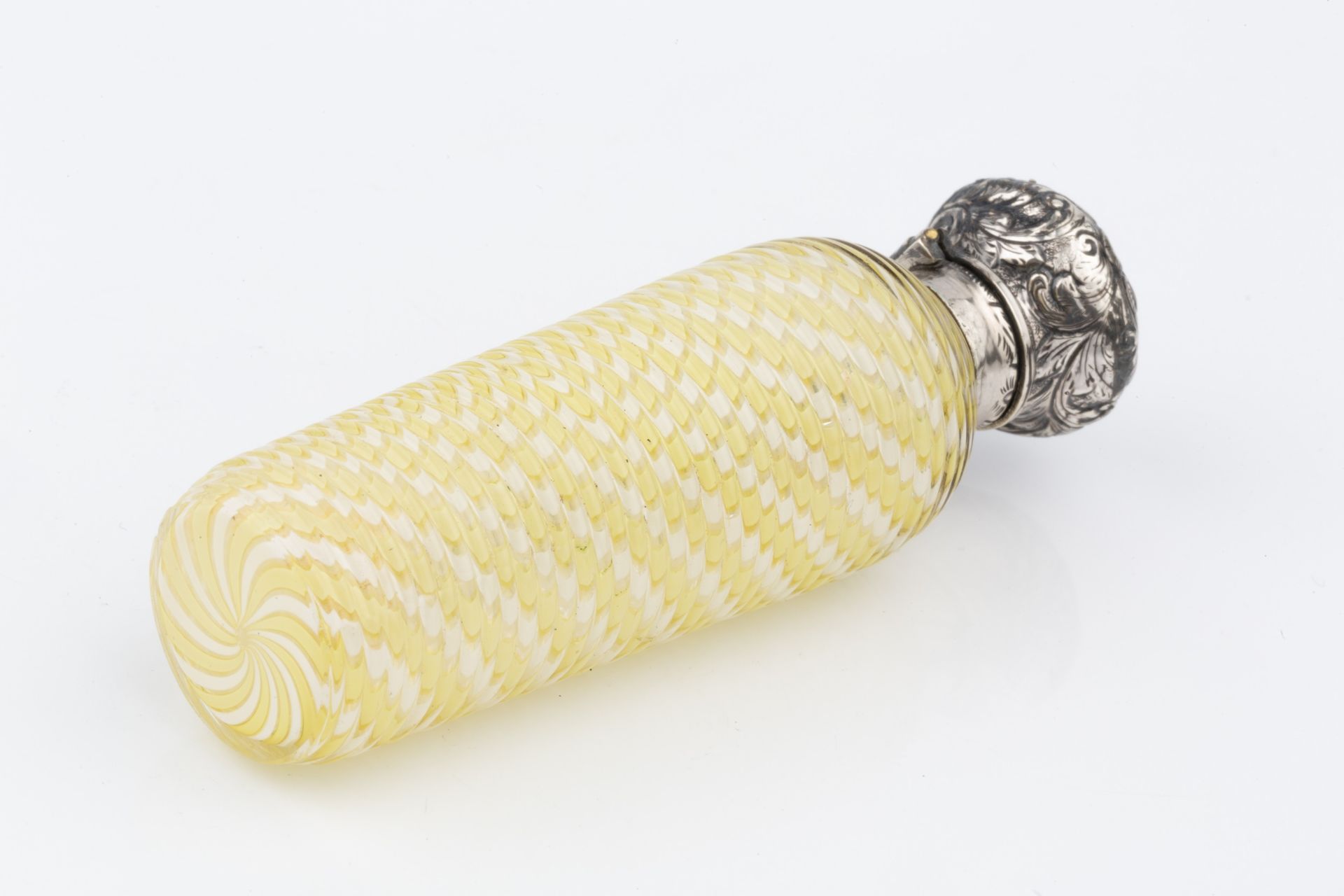 A late 19th century silver topped ridged glass scent bottle, with yellow and white spiral lattice - Bild 2 aus 3