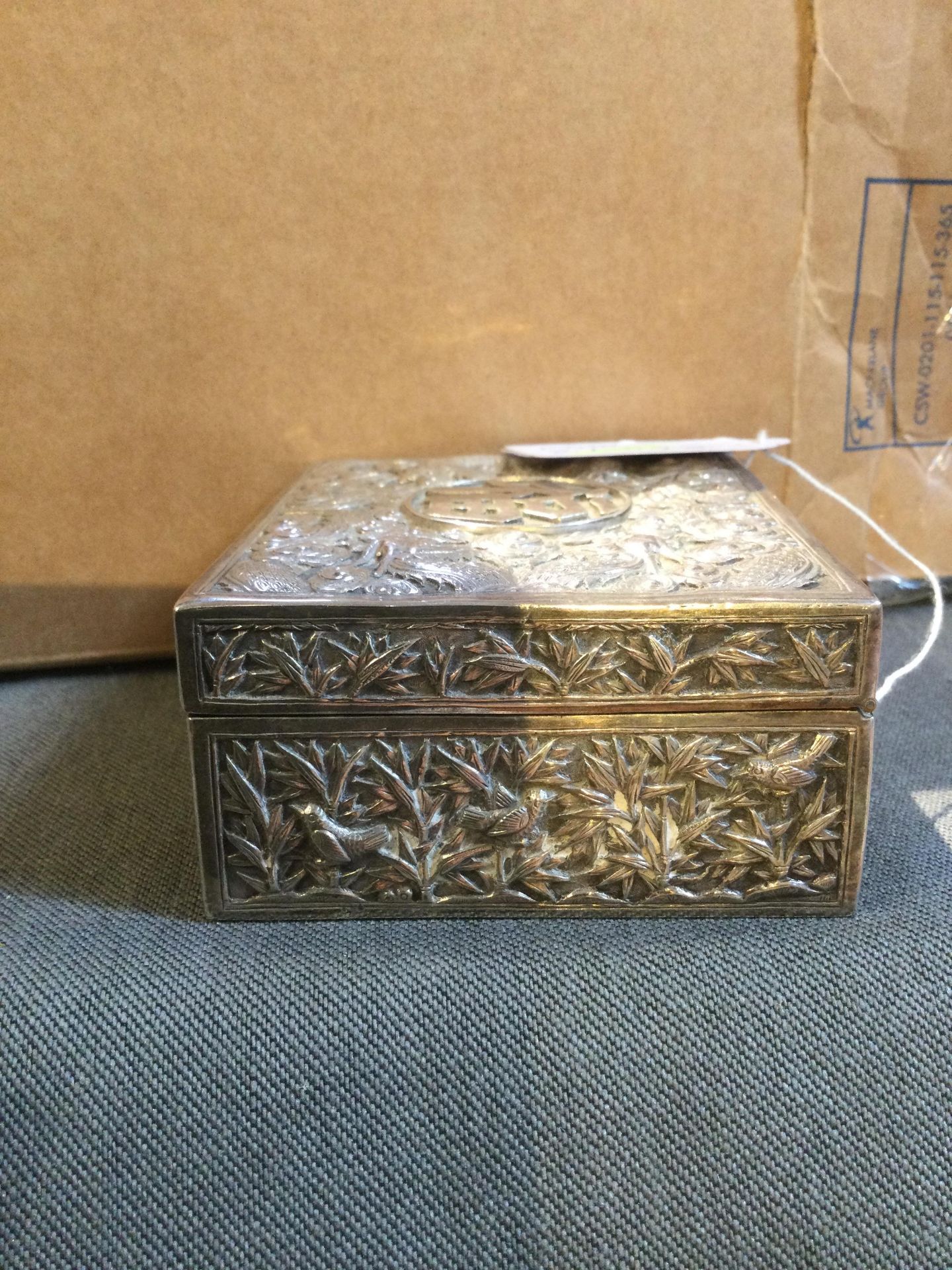 A Chinese silver rectangular box, with hinged cover, embossed and engraved with dragons amidst - Bild 6 aus 10