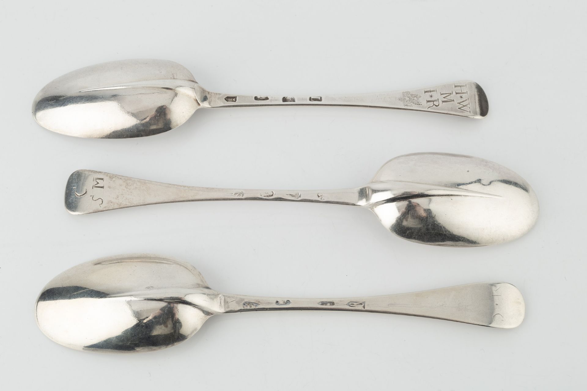 A Queen Anne silver Hanoverian pattern tablespoon, maker's mark indistinct, London 1710, and two - Bild 2 aus 2