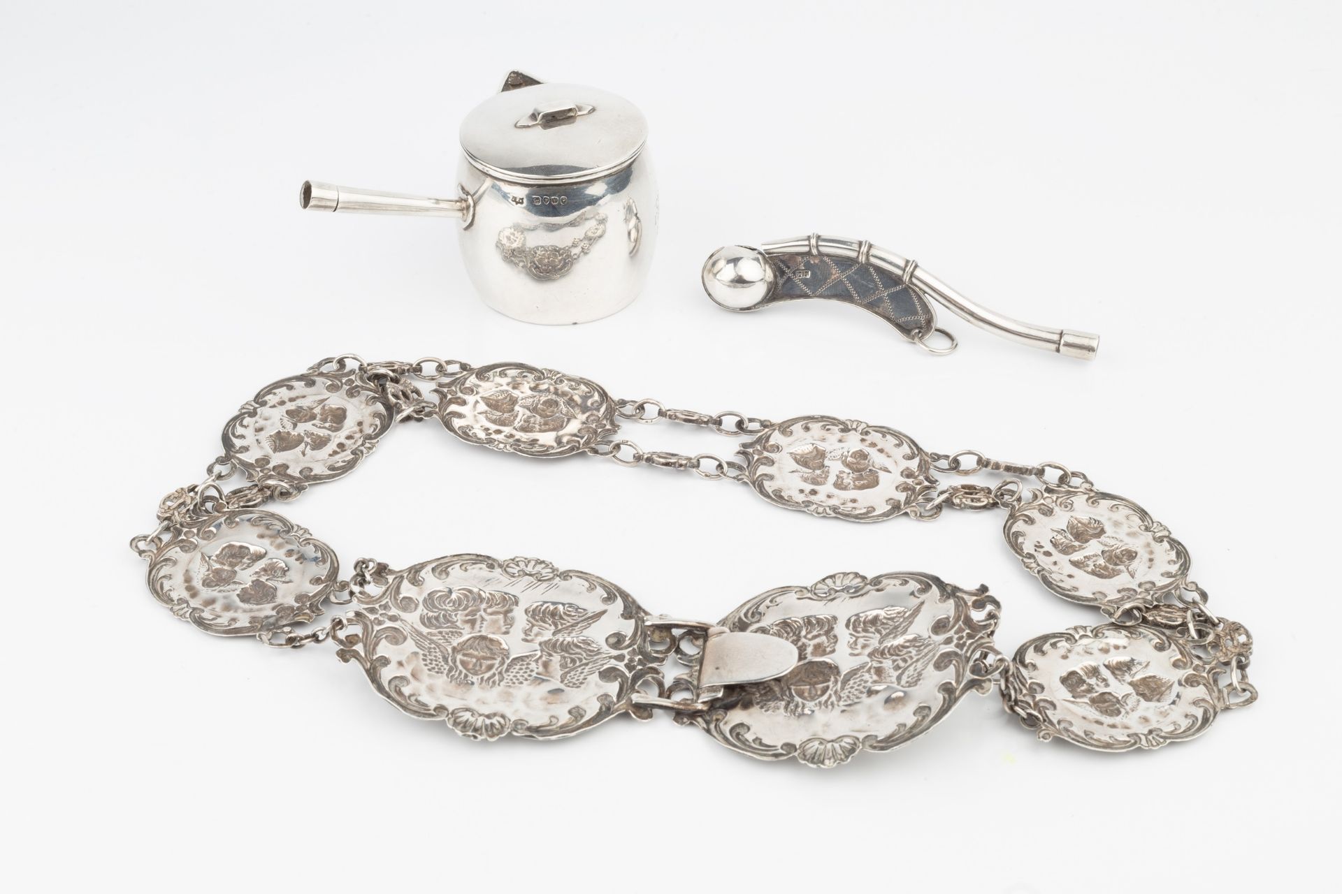 An Edwardian silver belt, the shaped panels and double clasp all embossed with cherubs after - Bild 2 aus 2