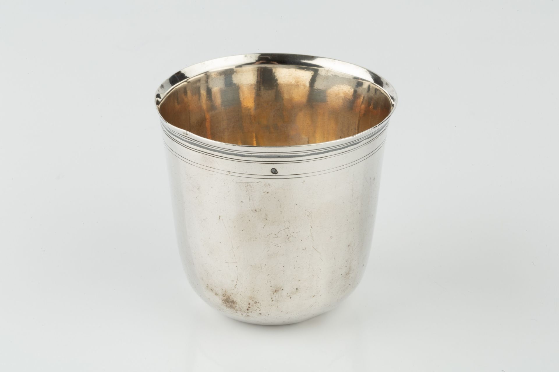 An 18th century French silver beaker, of plain form with a band of reeded decoration to the - Bild 2 aus 3