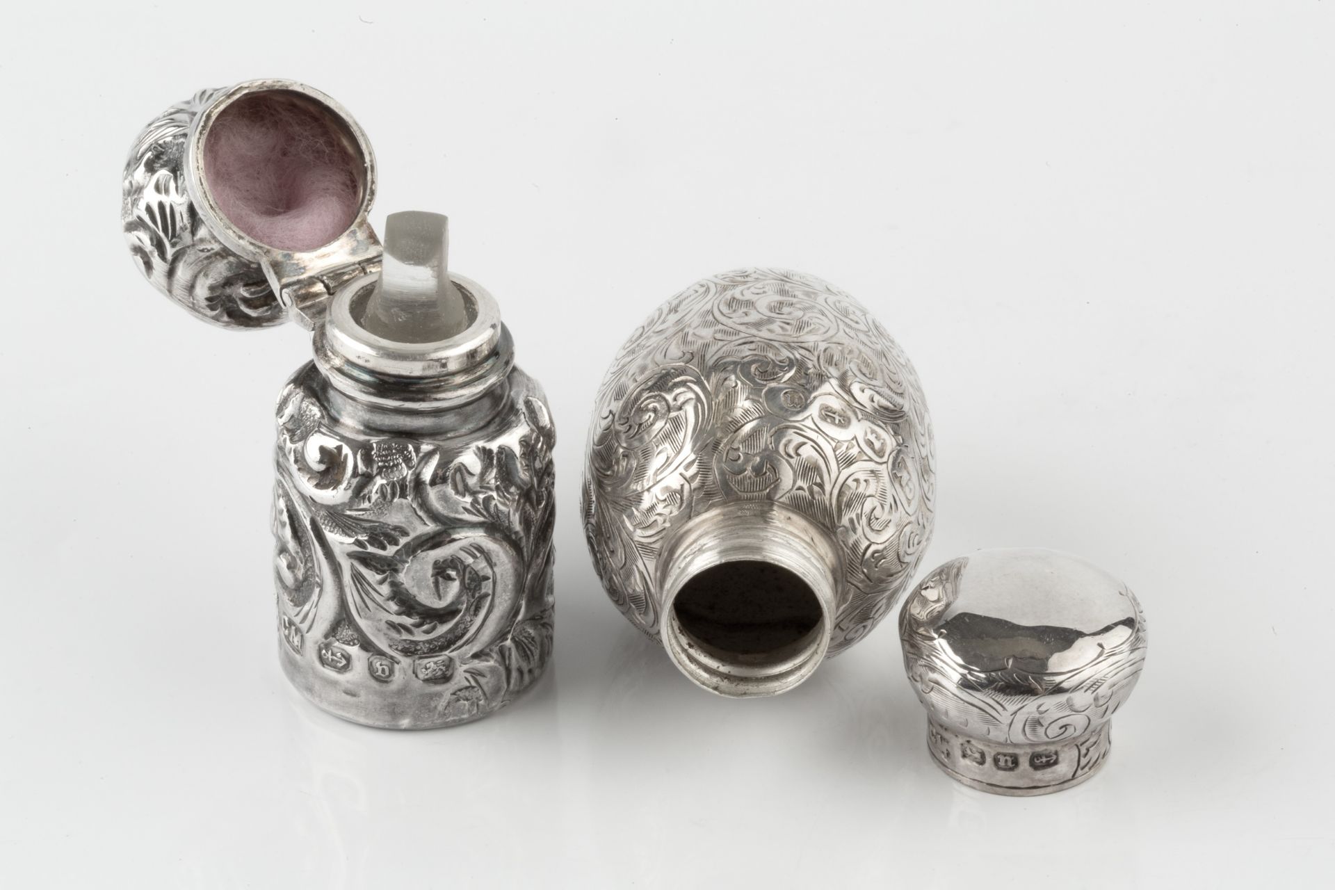 A late Victorian silver small scent bottle, with egg shaped body engraved with scrolling foliage, - Bild 2 aus 3