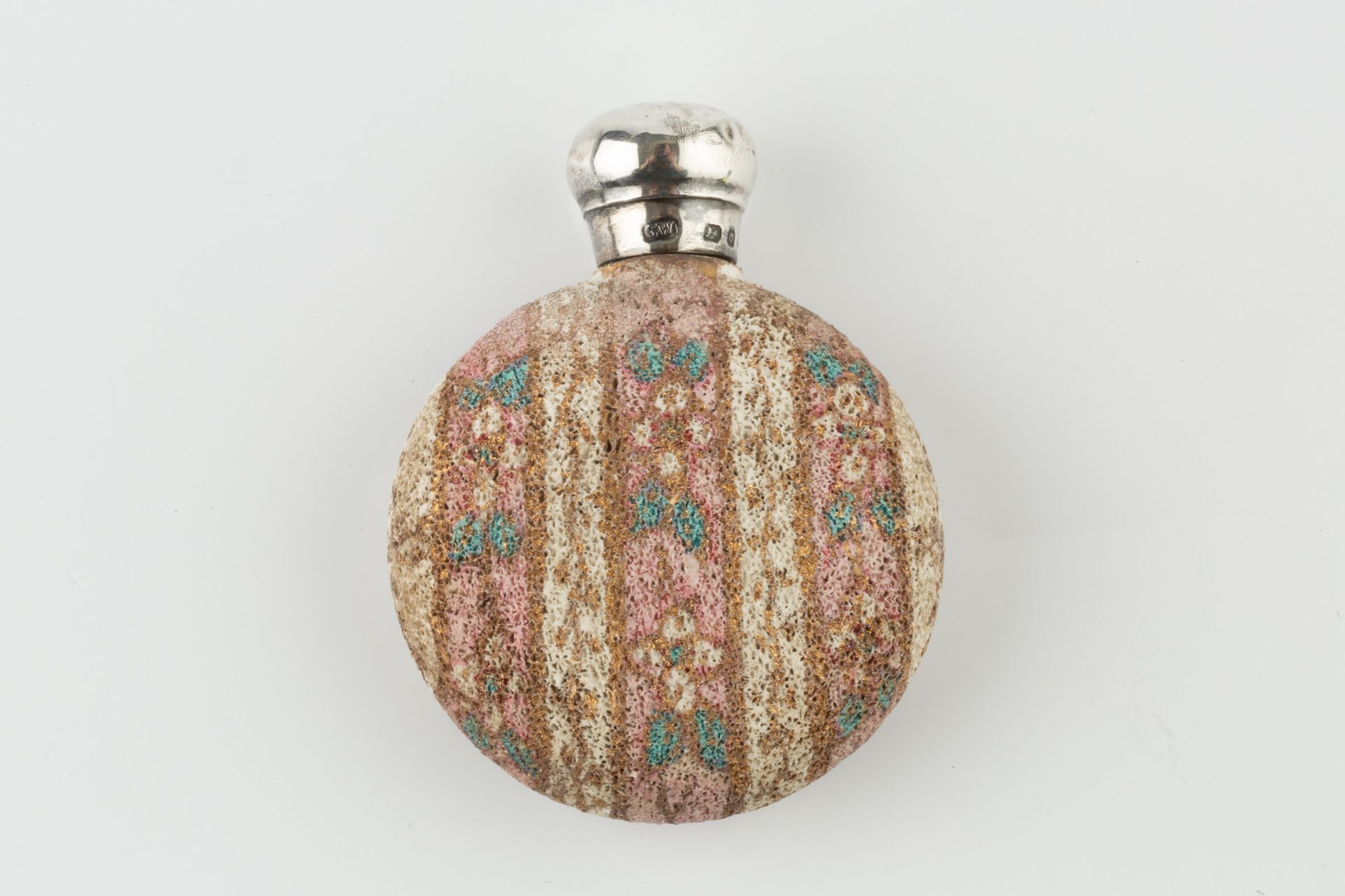 A late Victorian silver topped porcelain scent bottle, of compressed circular form with textured - Bild 2 aus 2