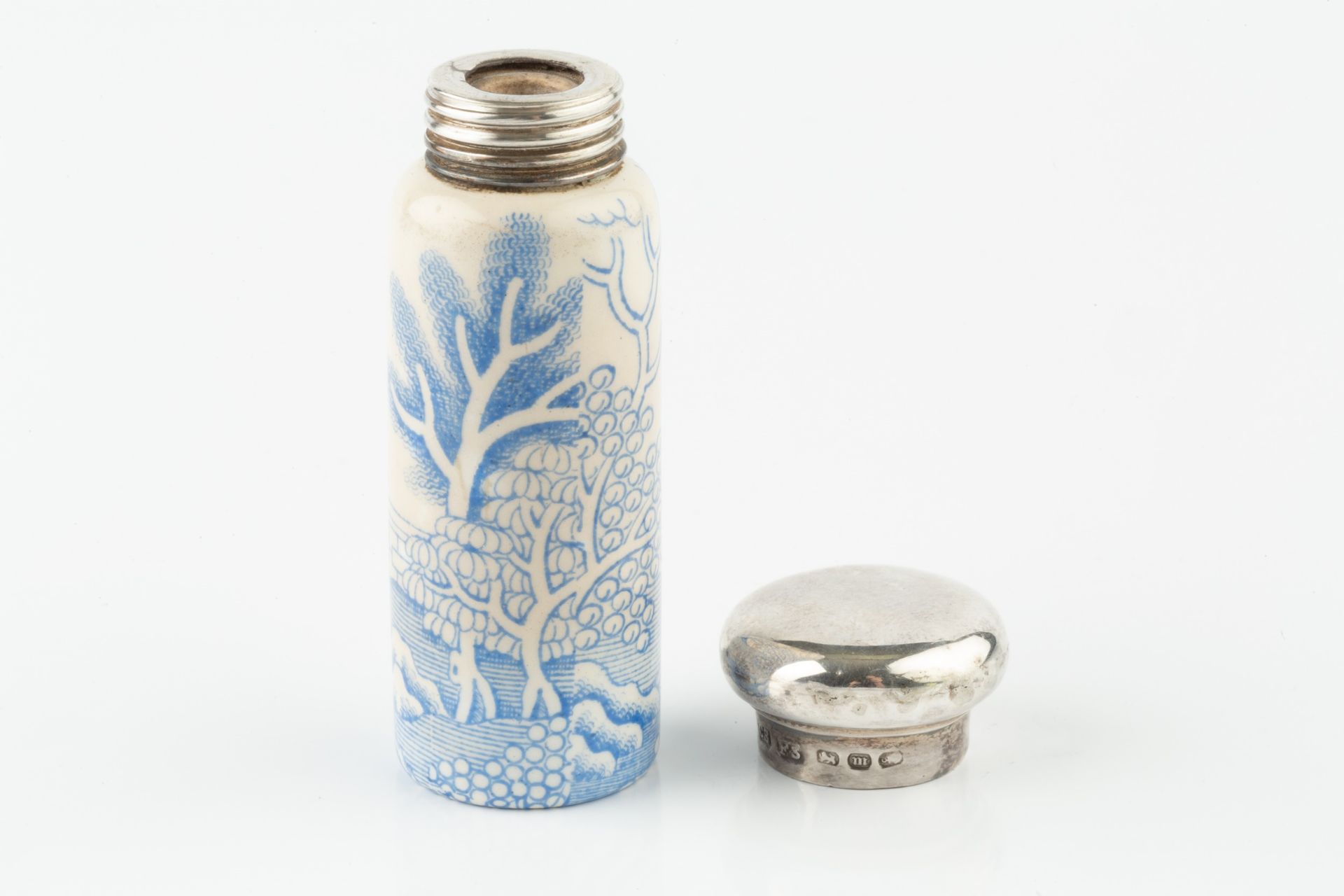 A late Victorian silver topped porcelain scent bottle, of cylindrical form, printed in blue and - Bild 2 aus 2