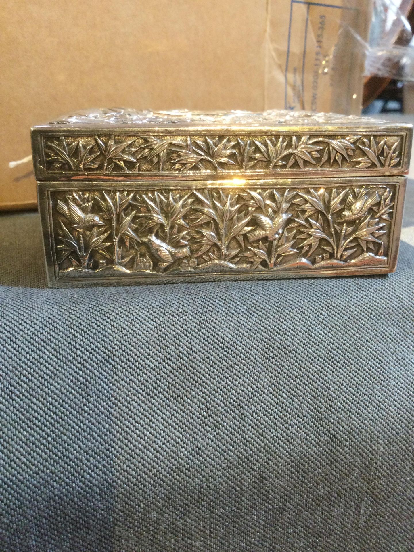 A Chinese silver rectangular box, with hinged cover, embossed and engraved with dragons amidst - Bild 4 aus 10
