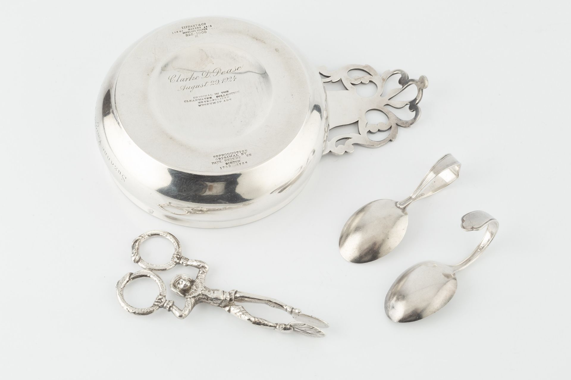 An American silver porringer by Tiffany & Co, with pierced handle, after the original design by Paul - Bild 2 aus 2