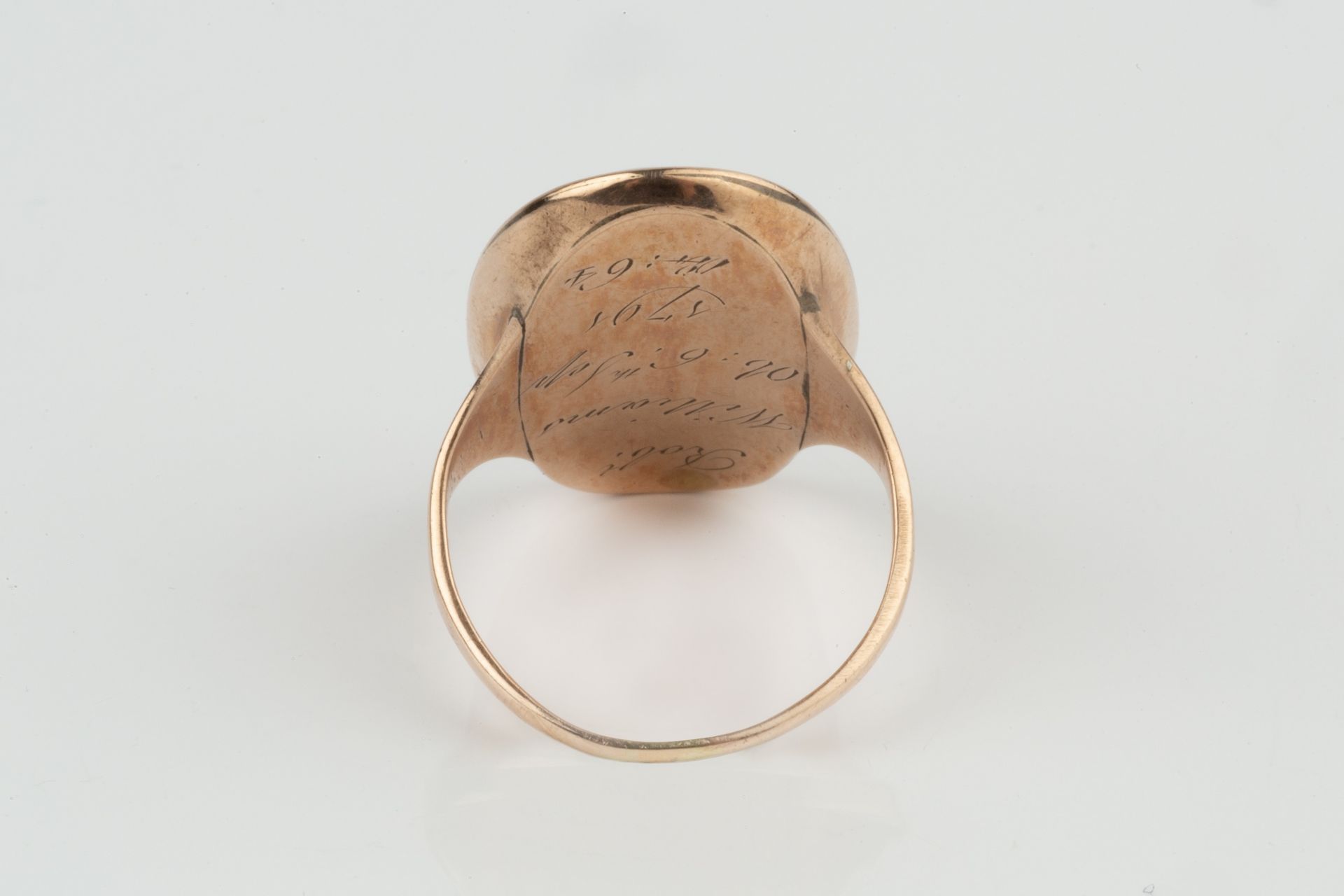 A George III gold oval memorial ring, the glazed hairwork panel with gilt monogram RW, inscribed - Bild 2 aus 3