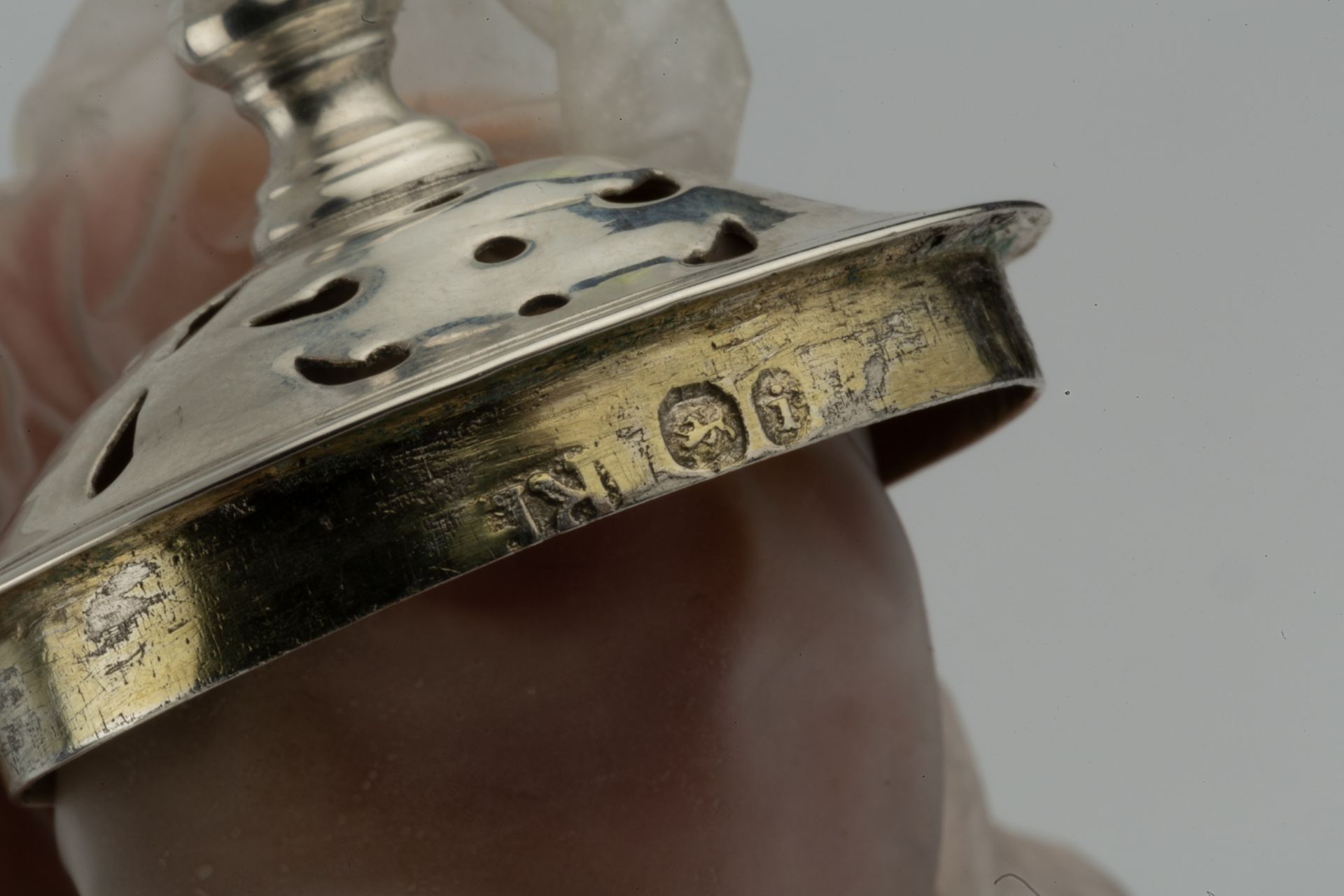 An early Victorian silver spice box, of octagonal baluster form with engraved decoration and pierced - Bild 5 aus 6