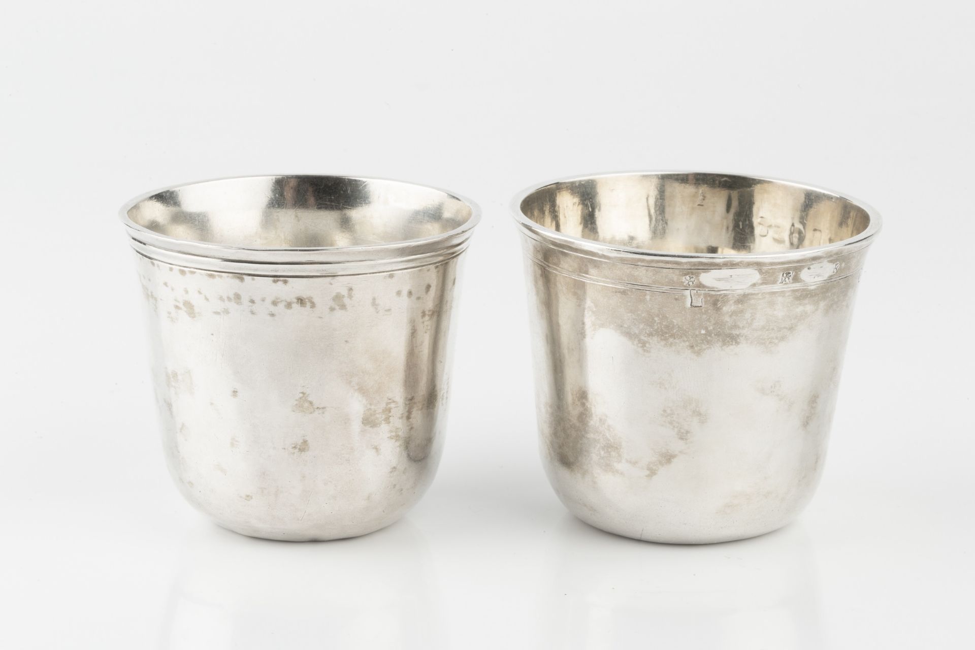 Two 18th century French silver beakers, one with maker's initials B.C, Tours circa 1785, - Bild 2 aus 3
