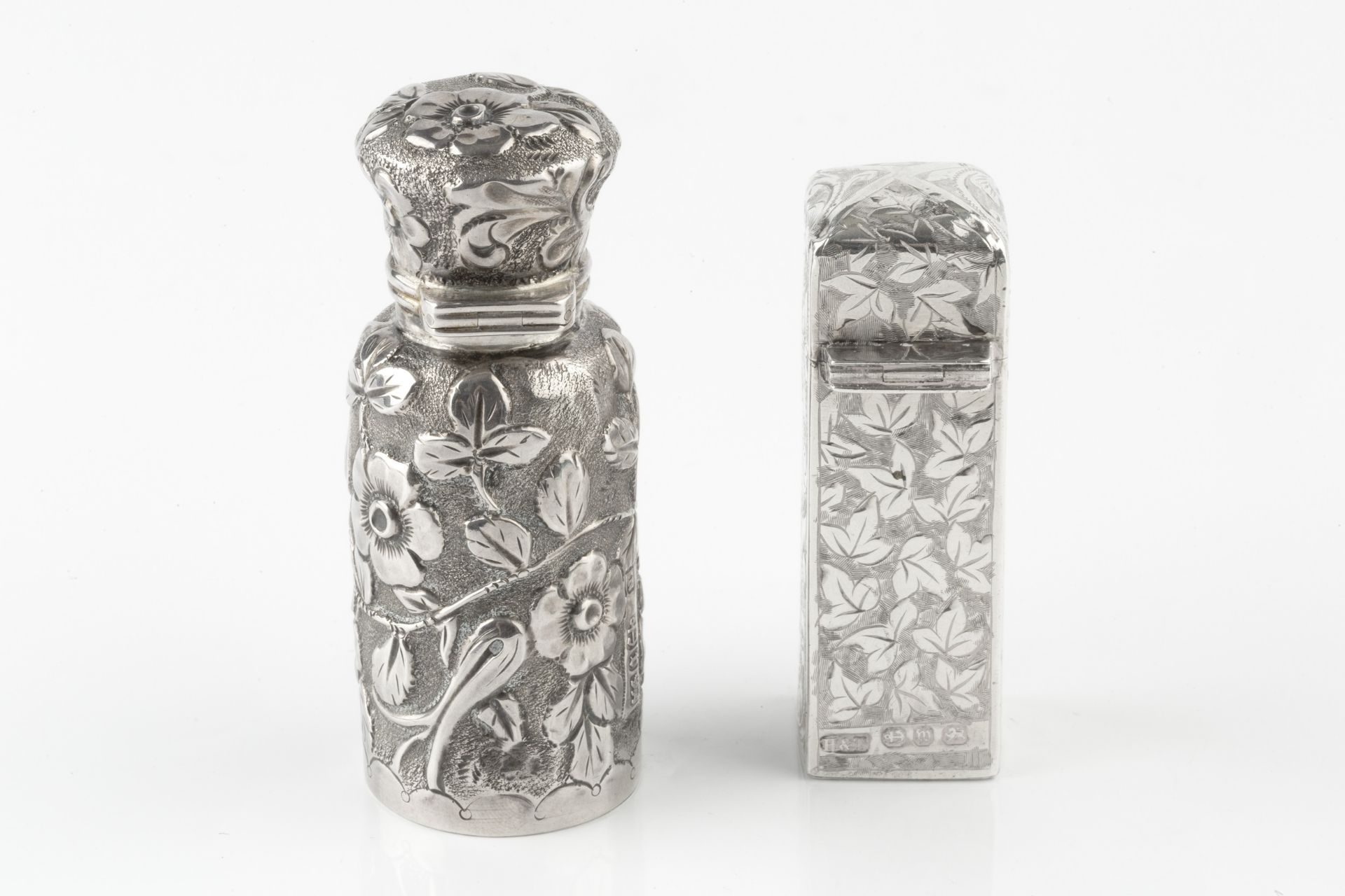A late Victorian silver scent bottle, of cylindrical form with shaped hinged cover, embossed and - Bild 3 aus 4