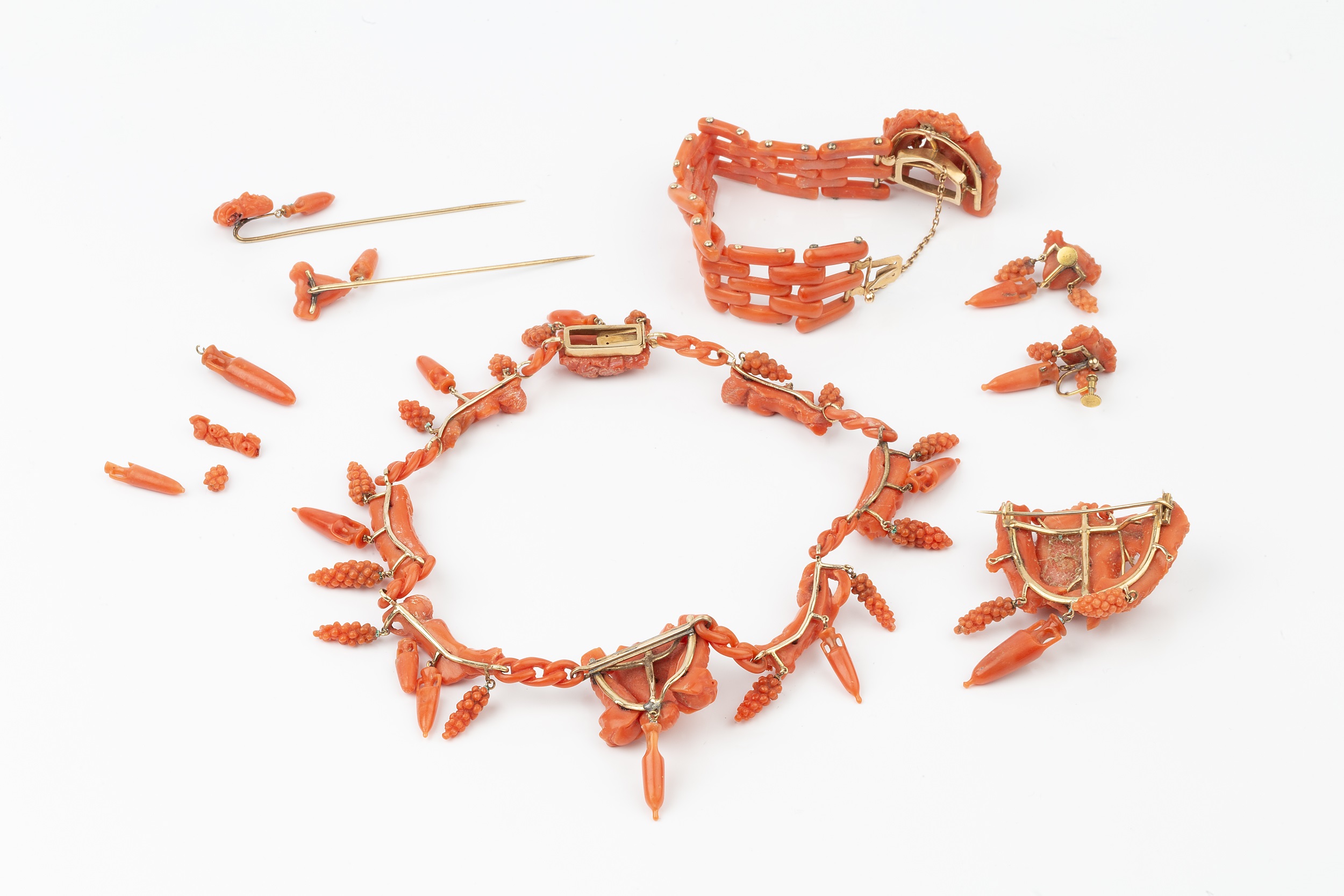 A suite of carved coral jewellery, comprising a necklace, bracelet, brooch, pair of earrings and two - Image 6 of 8