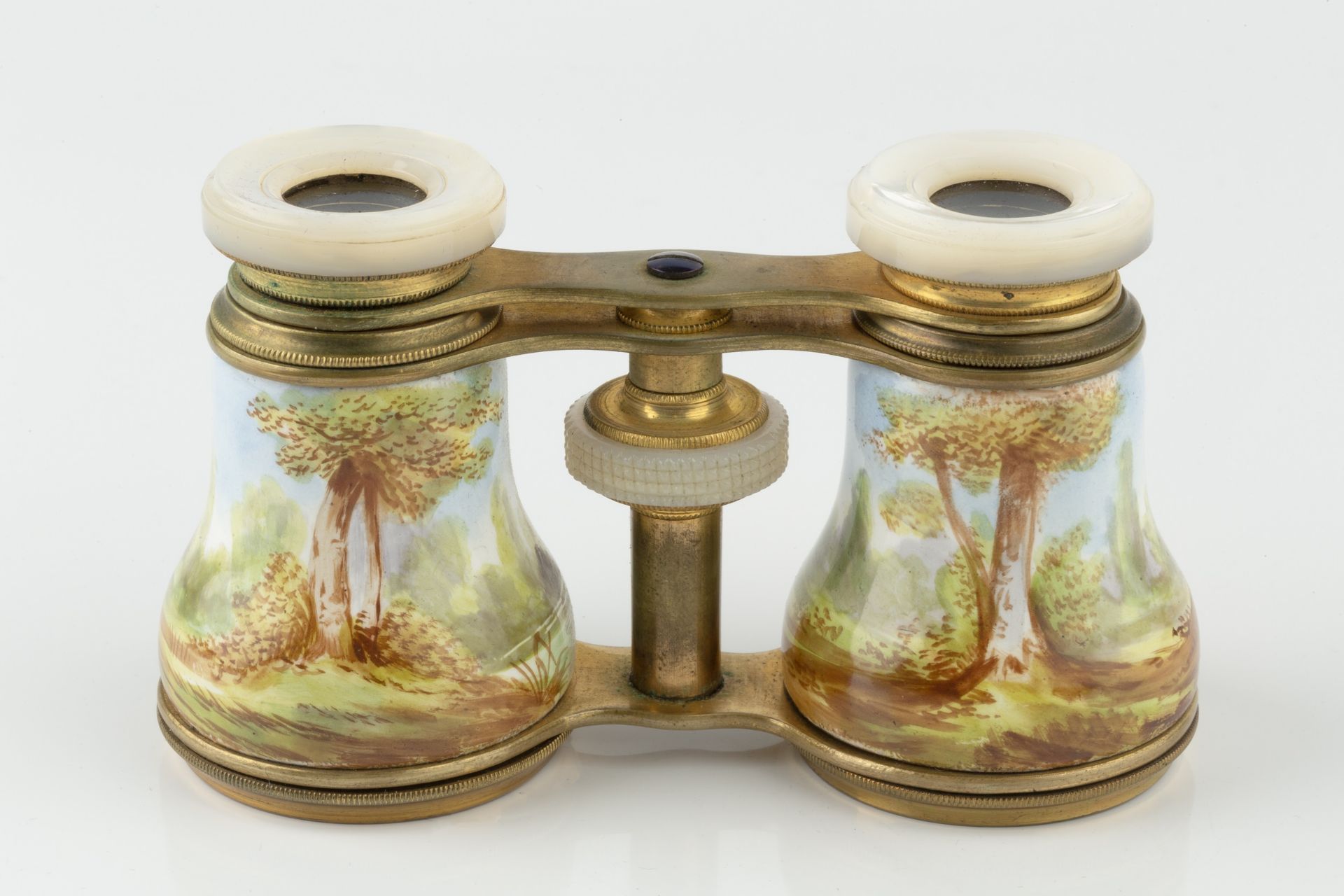 A pair of late 19th century French gilt metal, mother o'pearl and enamel opera glasses, painted with - Bild 2 aus 3