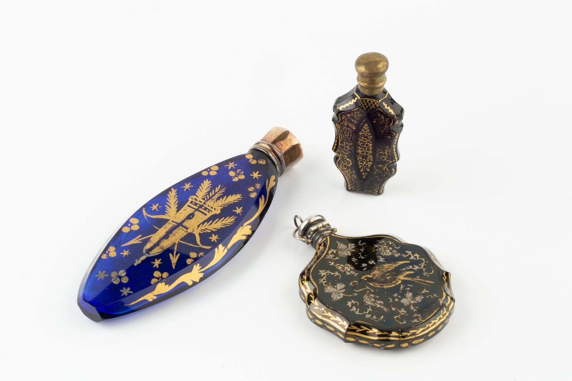 A 19th century French blue glass scent bottle, of flattened and faceted navette outline, decorated - Bild 2 aus 2