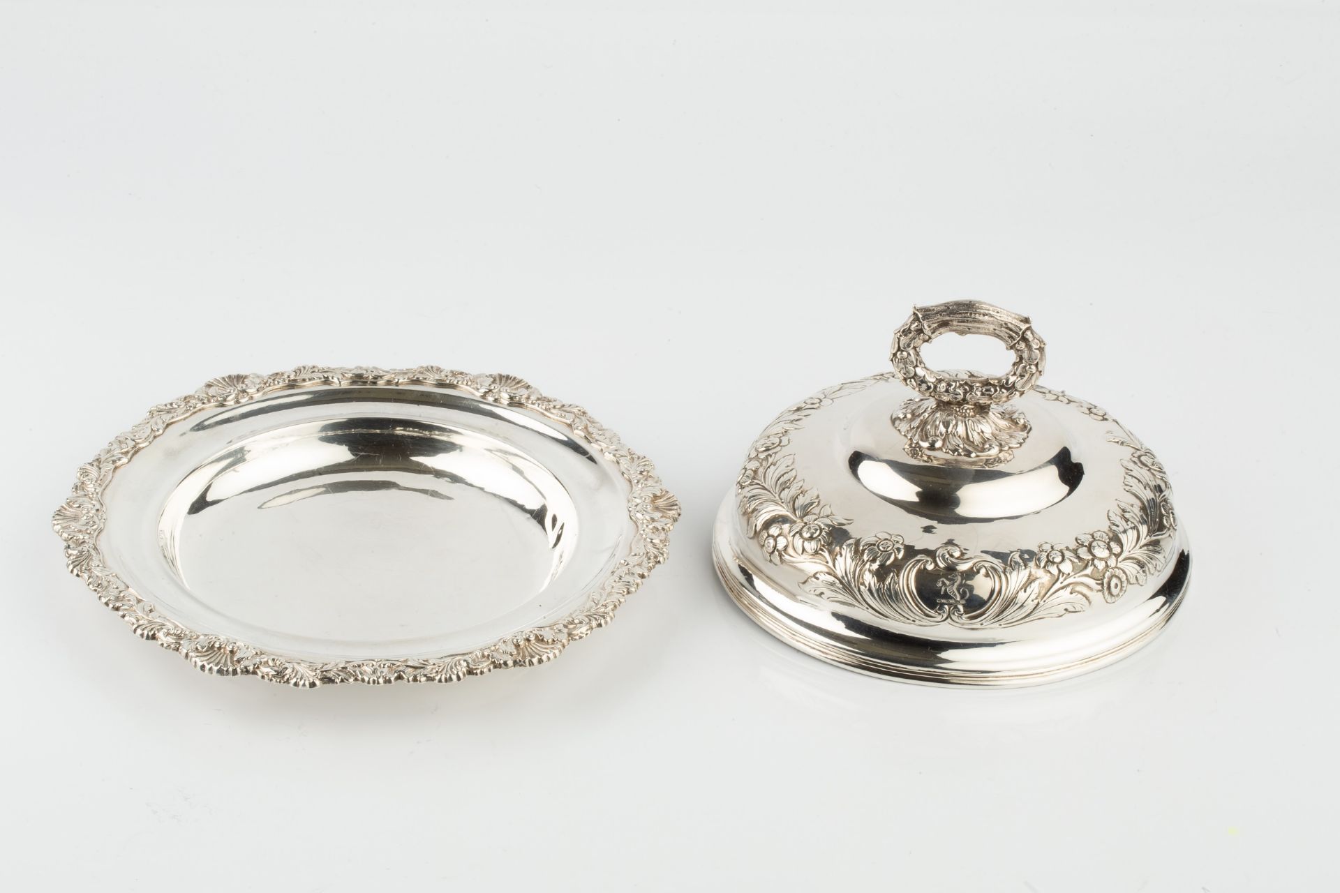 An early Victorian silver muffin dish and cover, with foliate and scallop cast border, the (possibly - Bild 2 aus 3