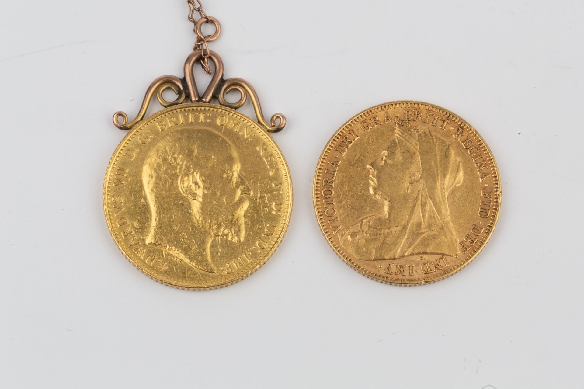 A Victoria sovereign, 1895, and an Edwardian sovereign, 1902, mounted as a fob pendant. (2) - Bild 2 aus 2