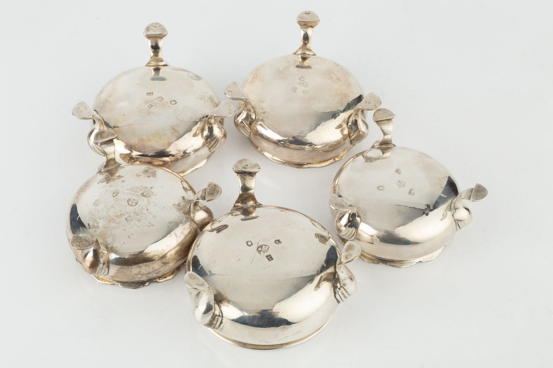 A pair of George II silver circular salts, on stepped pad feet by David Hennell I, London 1746, - Bild 2 aus 2