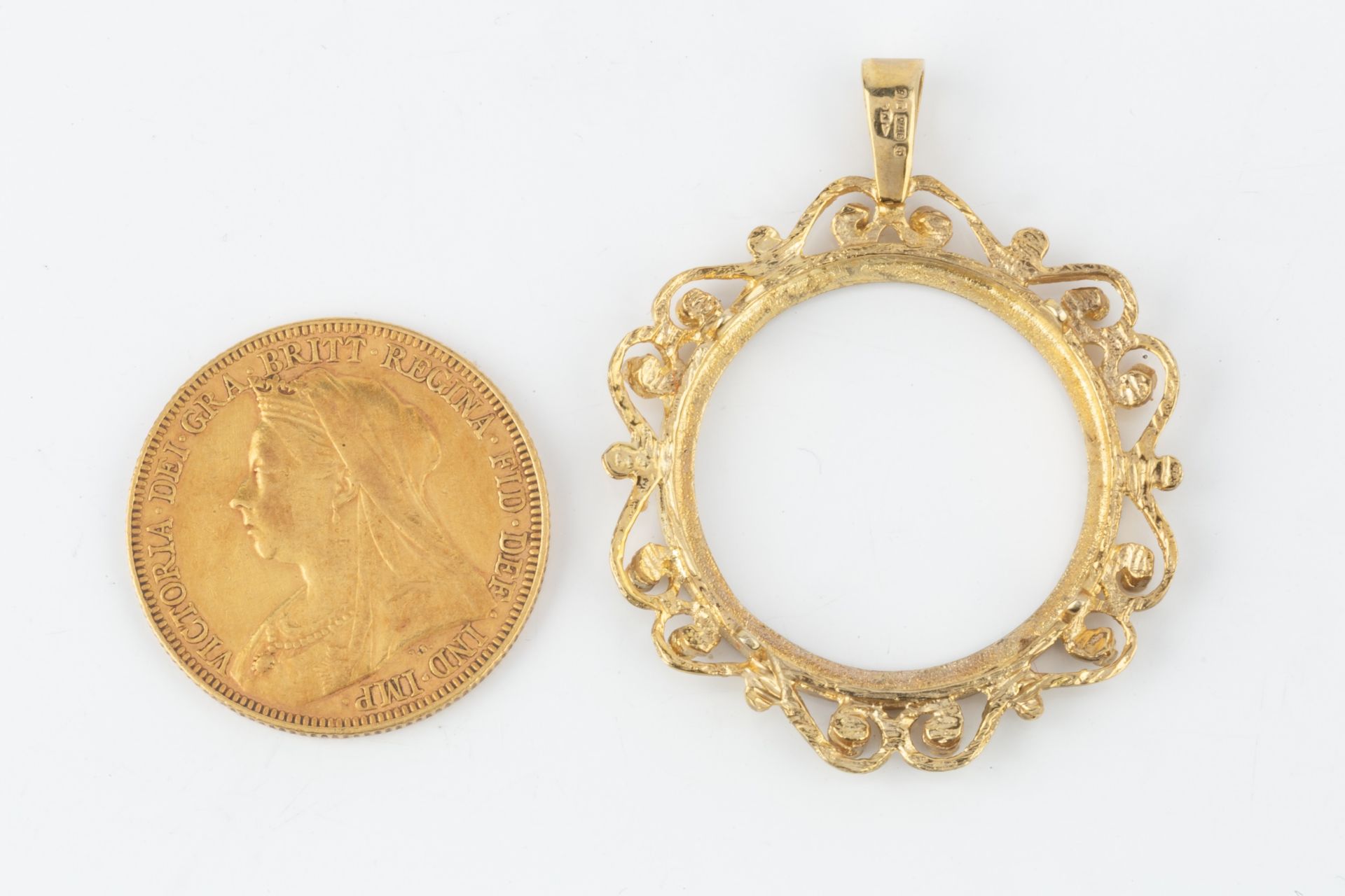 A Victoria sovereign, 1894, in 9ct gold pendant mount Weight circa 12.3g - Image 2 of 2