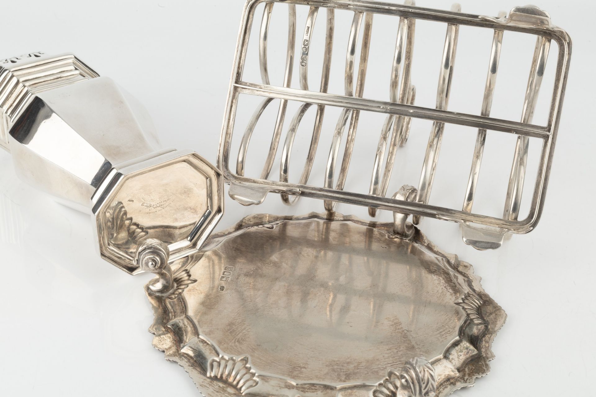 An early Victorian silver seven bar toast rack, the shaped and curved divisions with oval loop - Bild 2 aus 2