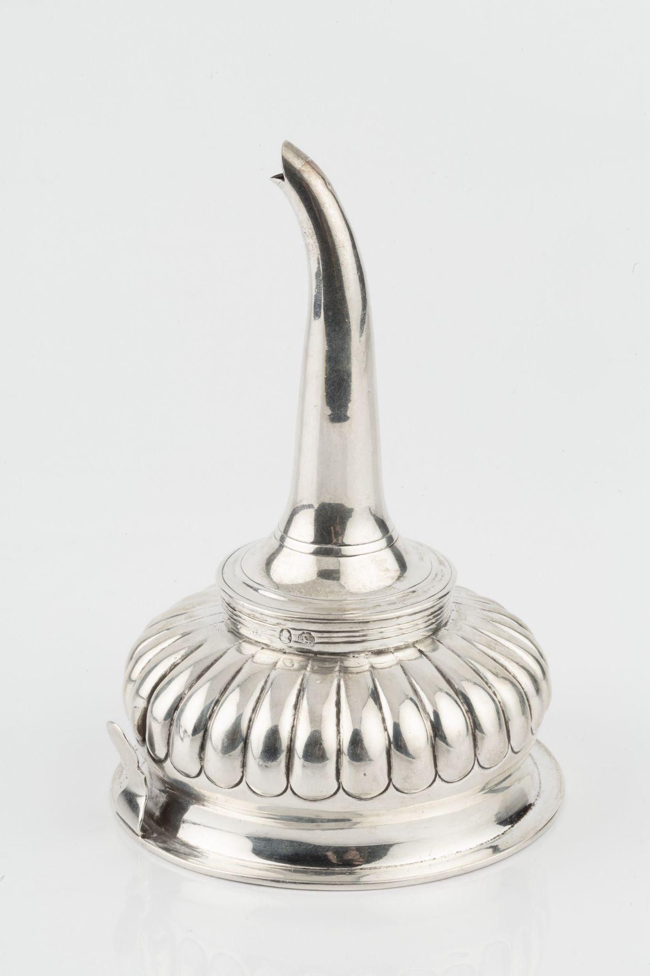A George III silver wine funnel, with reeded borders and lobed decoration by William Bateman I, - Bild 3 aus 3