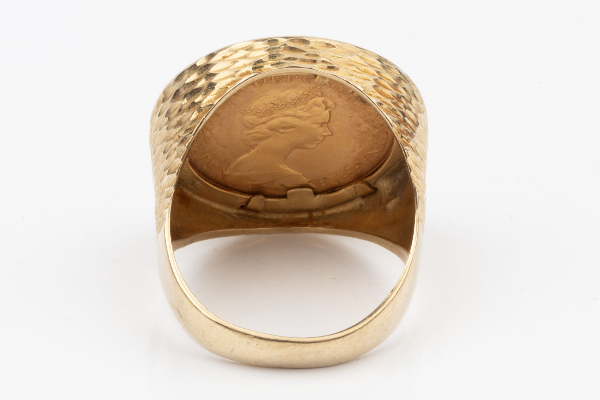 An Elizabeth II sovereign, 1976, in a 9ct gold clip mount ring with textured decoration - Bild 3 aus 3