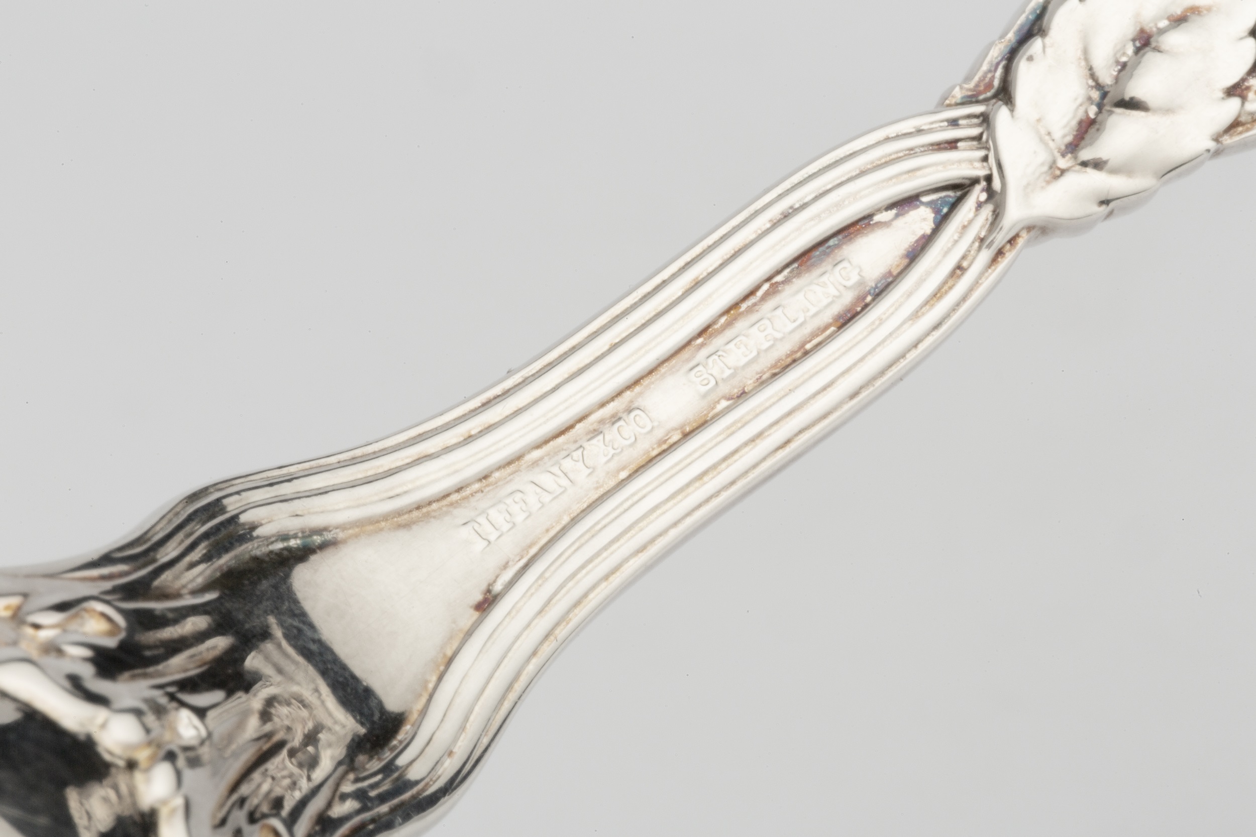 An American silver berry serving spoon by Tiffany, having kidney shaped bowl, and pierced entwined - Image 4 of 4