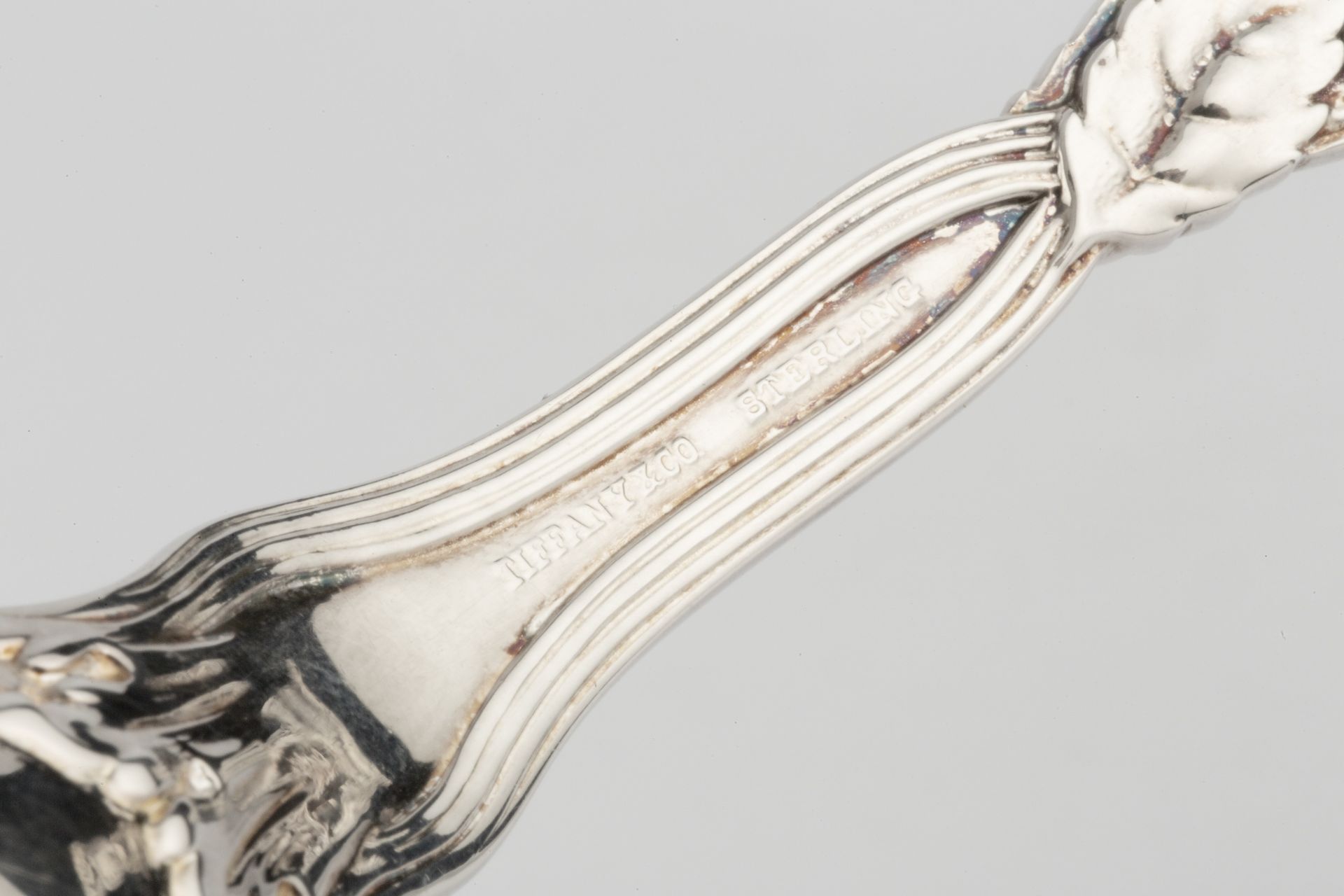 An American silver berry serving spoon by Tiffany, having kidney shaped bowl, and pierced entwined - Bild 4 aus 4