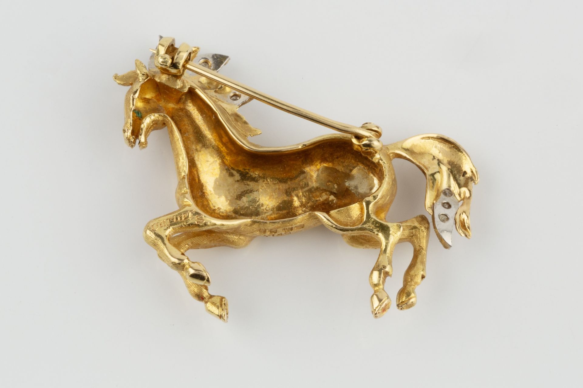 An 18ct gold and diamond set brooch, in the form of a prancing horse, the mane and tail set with - Bild 5 aus 5