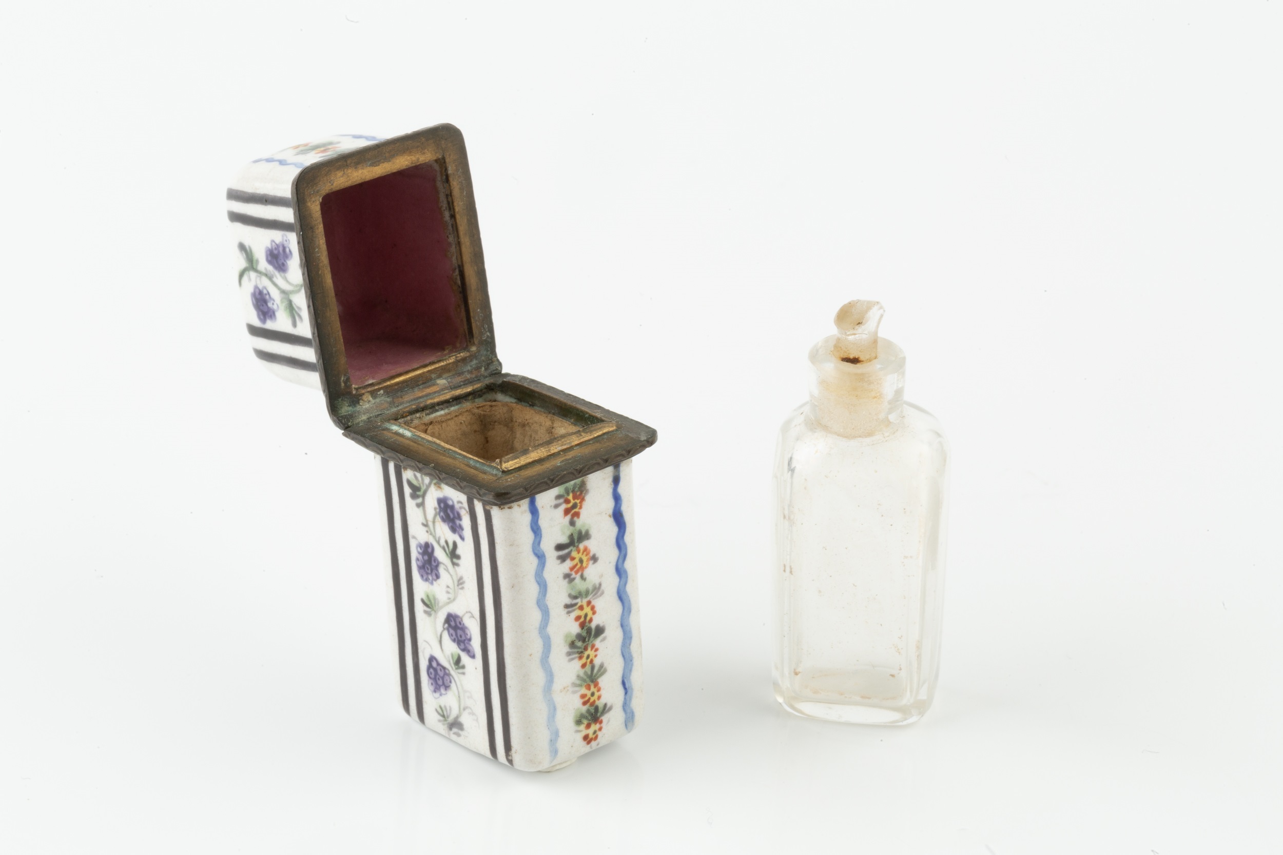 A late 18th/early 19th century enamel scent bottle etui, of slightly domed rectangular form, painted - Image 2 of 2