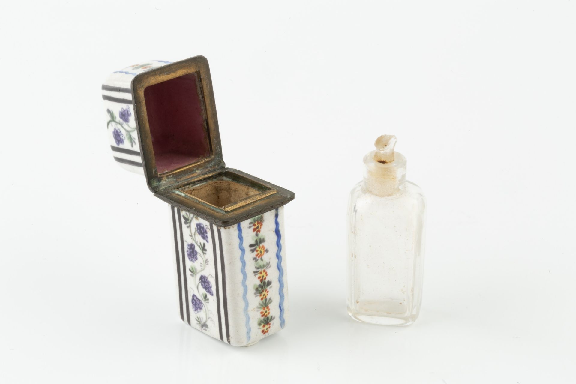A late 18th/early 19th century enamel scent bottle etui, of slightly domed rectangular form, painted - Bild 2 aus 2