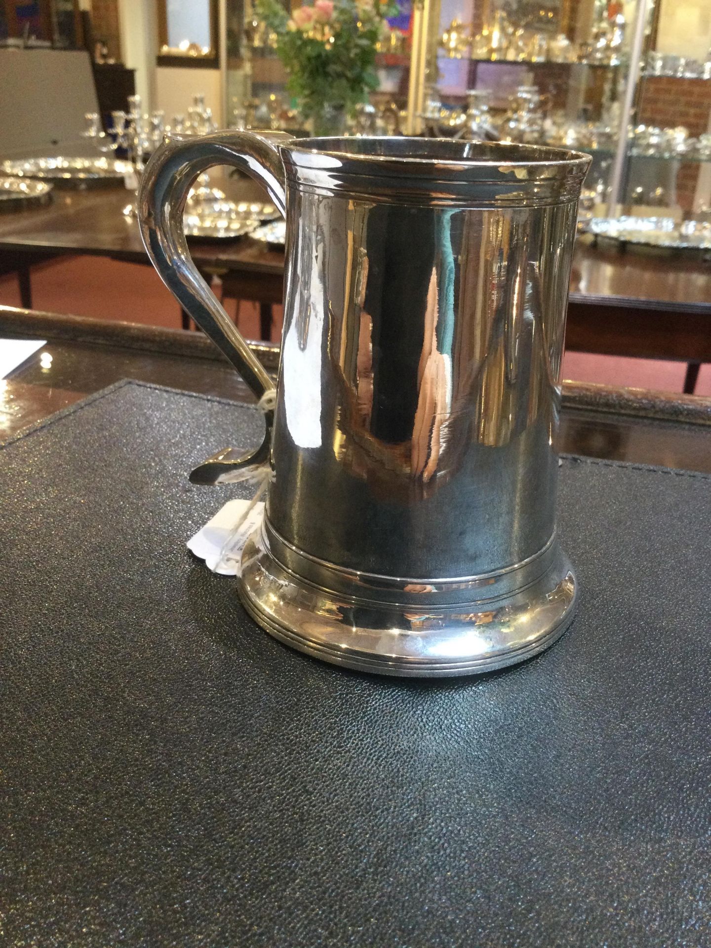 A George III silver pint mug, of plain slightly tapered design, the scroll handle with engraved - Bild 5 aus 10
