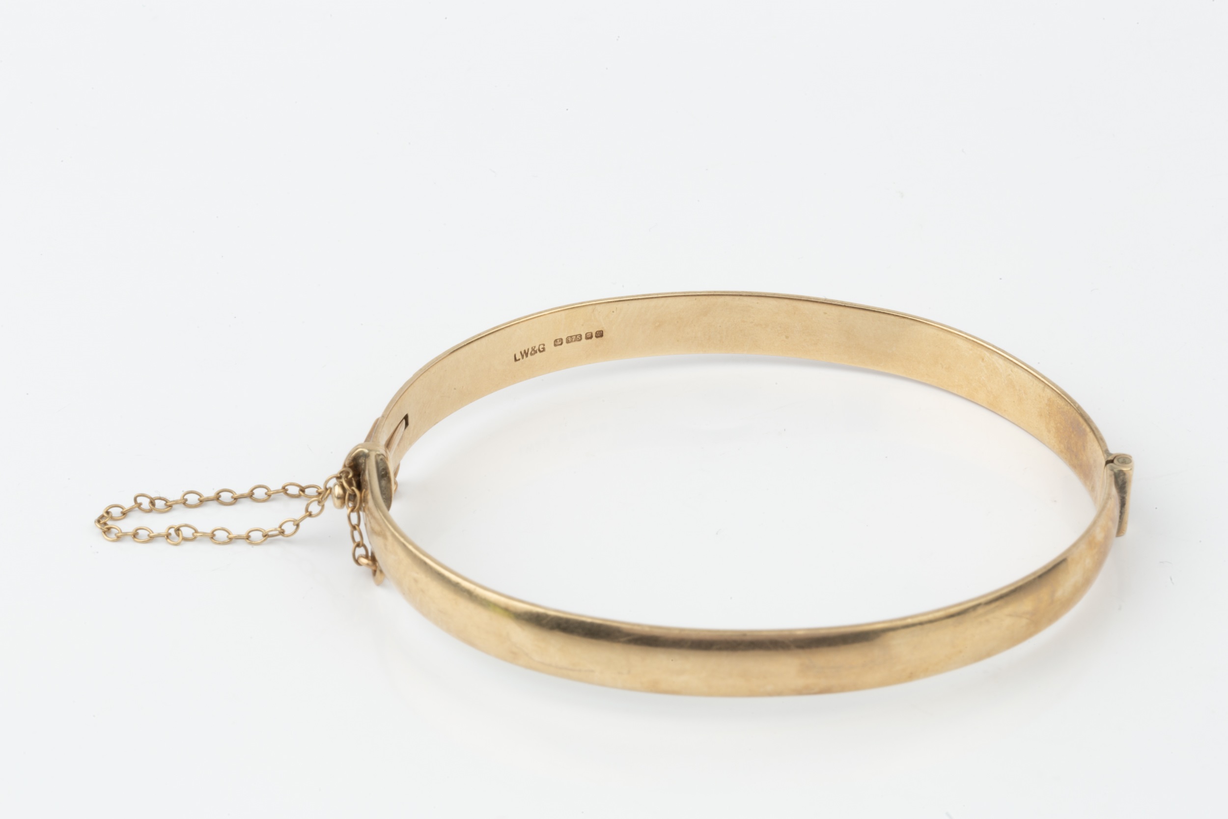 A 9ct gold hinged bangle, with foliate engraved decoration, 6.5cm wide approx weight 17.8g - Image 3 of 3