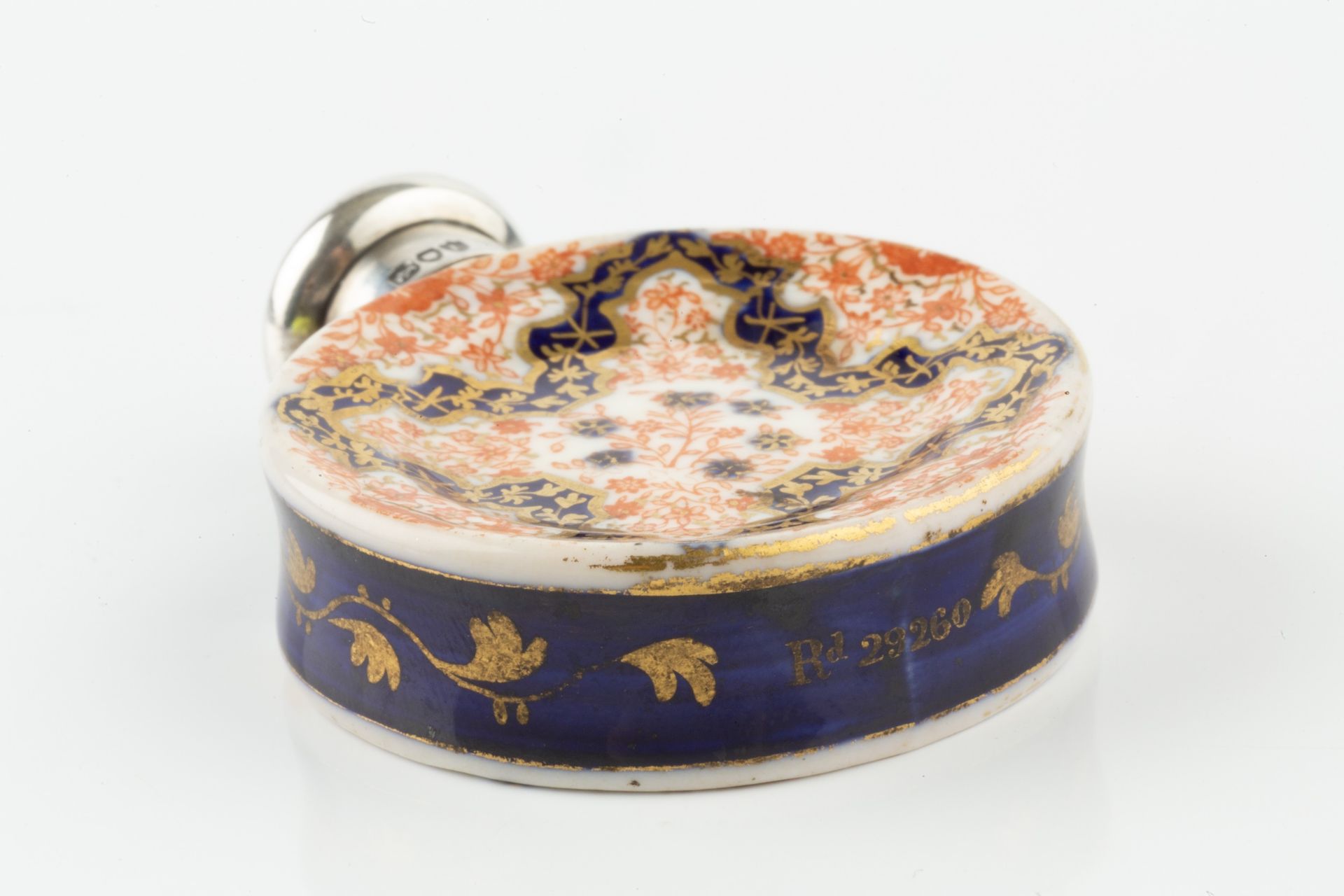 A late Victorian silver topped porcelain novelty scent bottle, in the form of an Imari dinner - Bild 3 aus 3