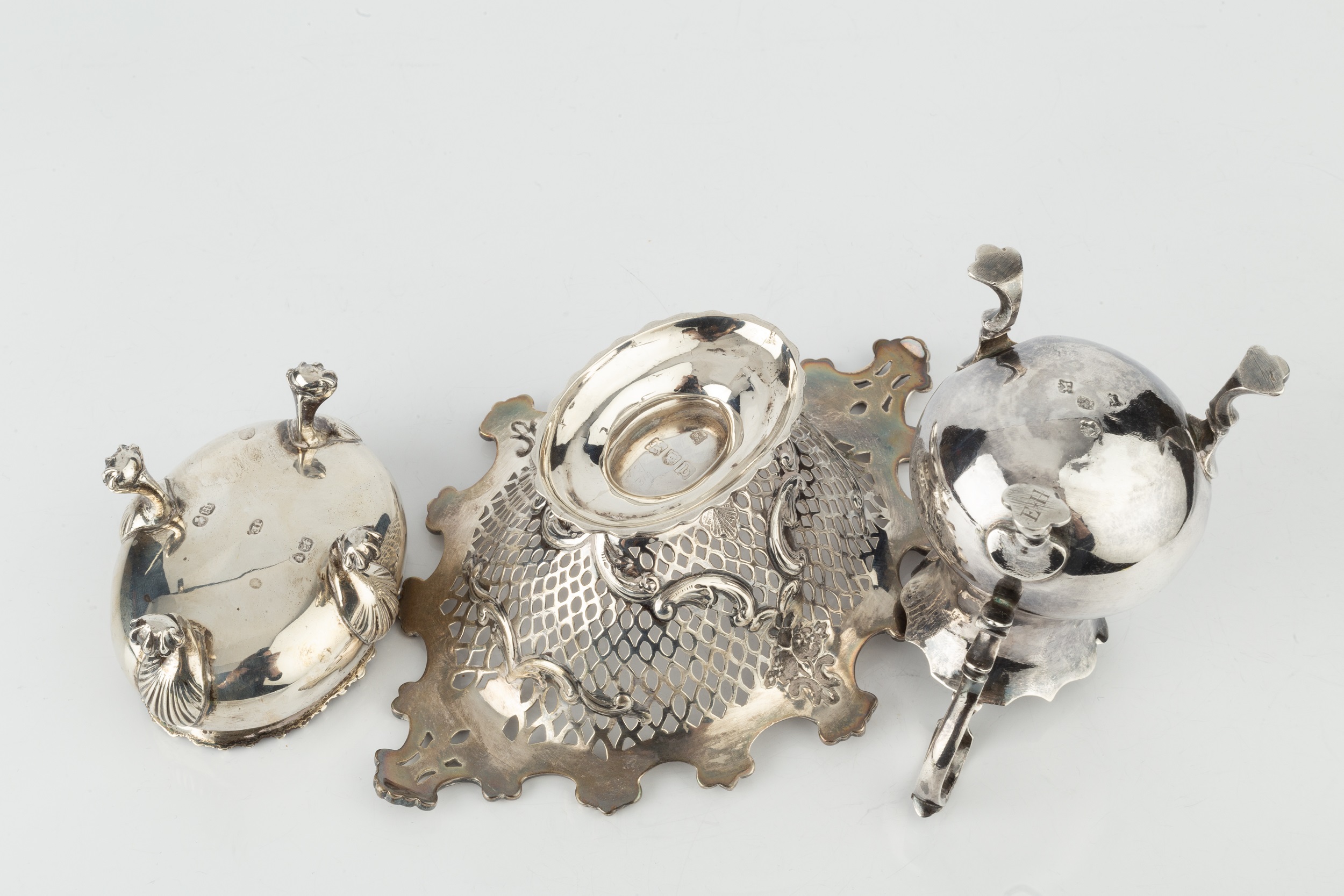 A George II silver cream jug, of baluster form with scroll handle and pad feet, by George Hindmarsh, - Bild 2 aus 2