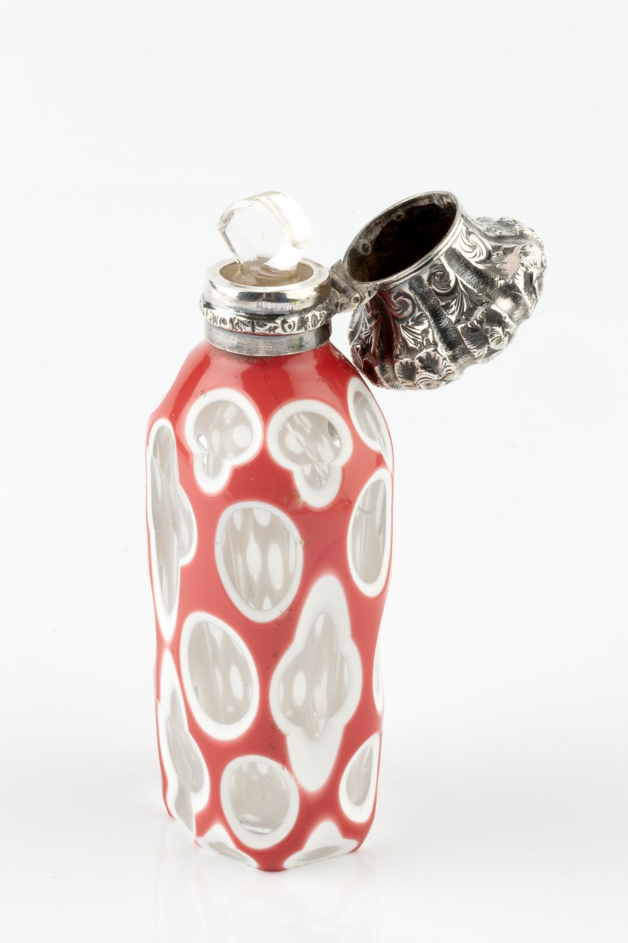 A 19th century Bohemian opaque pink and white overlaid glass scent bottle, the white edged pink - Bild 3 aus 9