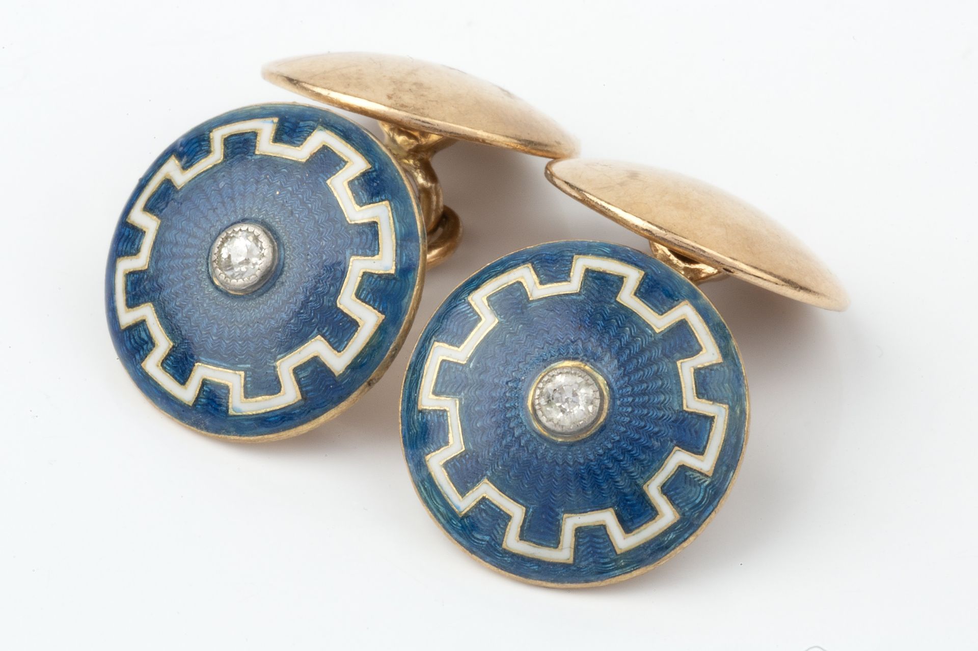 A pair of enamel and diamond set cufflinks, the circular blue guilloche enamel plaques with white - Bild 2 aus 4