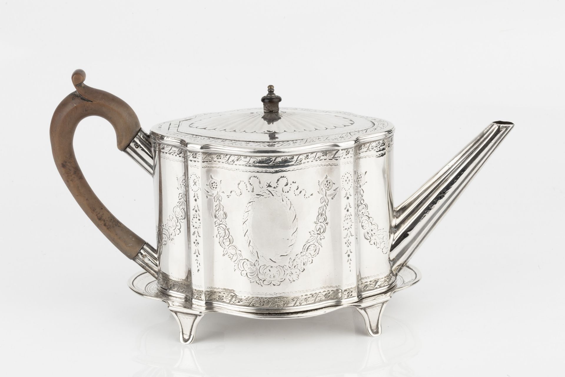 A George III silver teapot, of shaped oval outline, bright-cut with garlands of flowers and having - Bild 4 aus 4