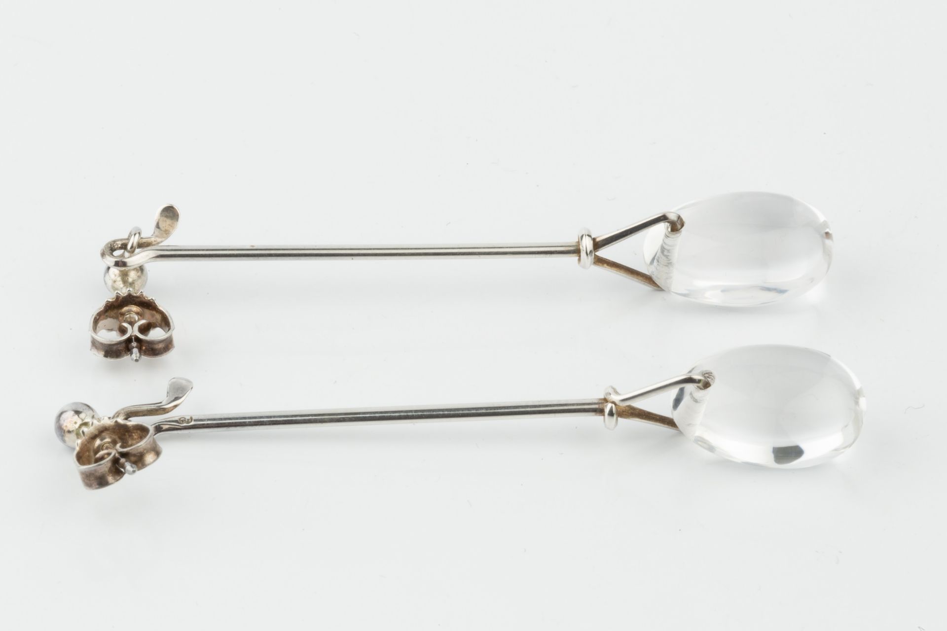 A pair of 'Dew Drop' earrings by Georg Jensen, each featuring an oval rock crystal drop suspended - Bild 2 aus 2