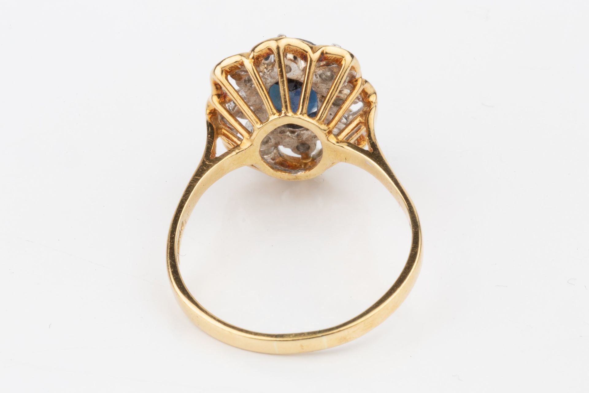 A sapphire and diamond dress ring, the oval central sapphire within a border of eight brilliant - Bild 4 aus 4