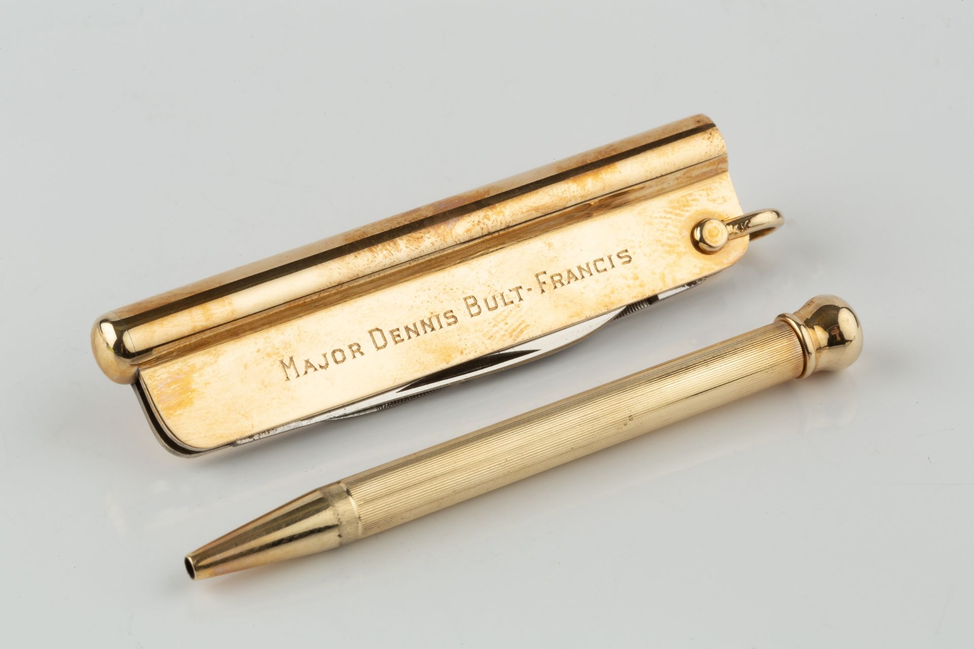 A 14k gold combined penknife and propelling pencil, with steel blades, engraved with name and date - Bild 2 aus 3