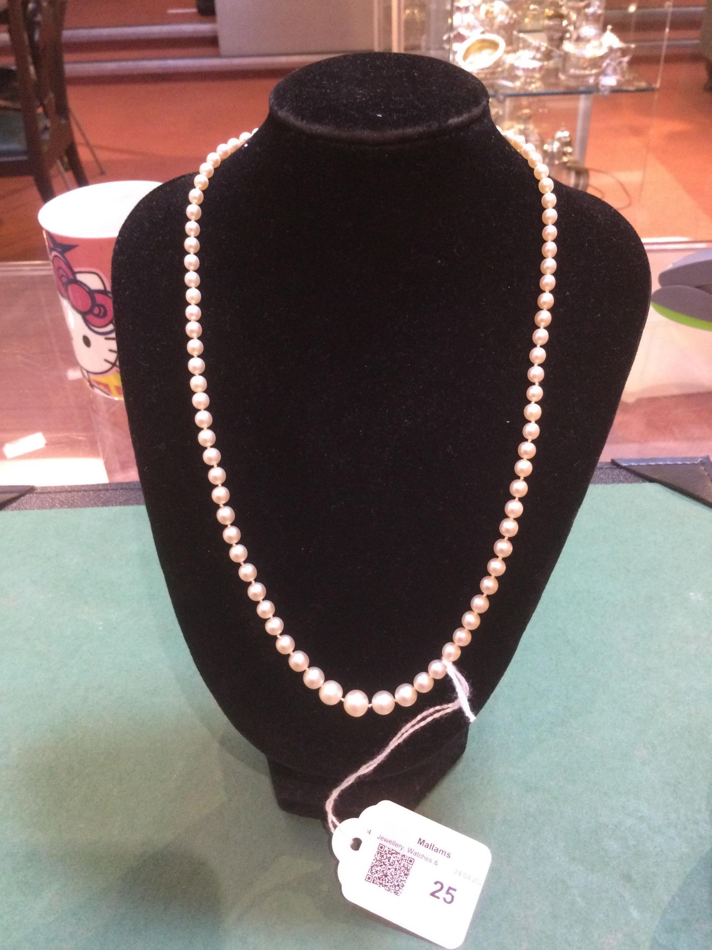 A single strand cultured pearl necklace, having sapphire and diamond set clasp centred with a - Bild 3 aus 6