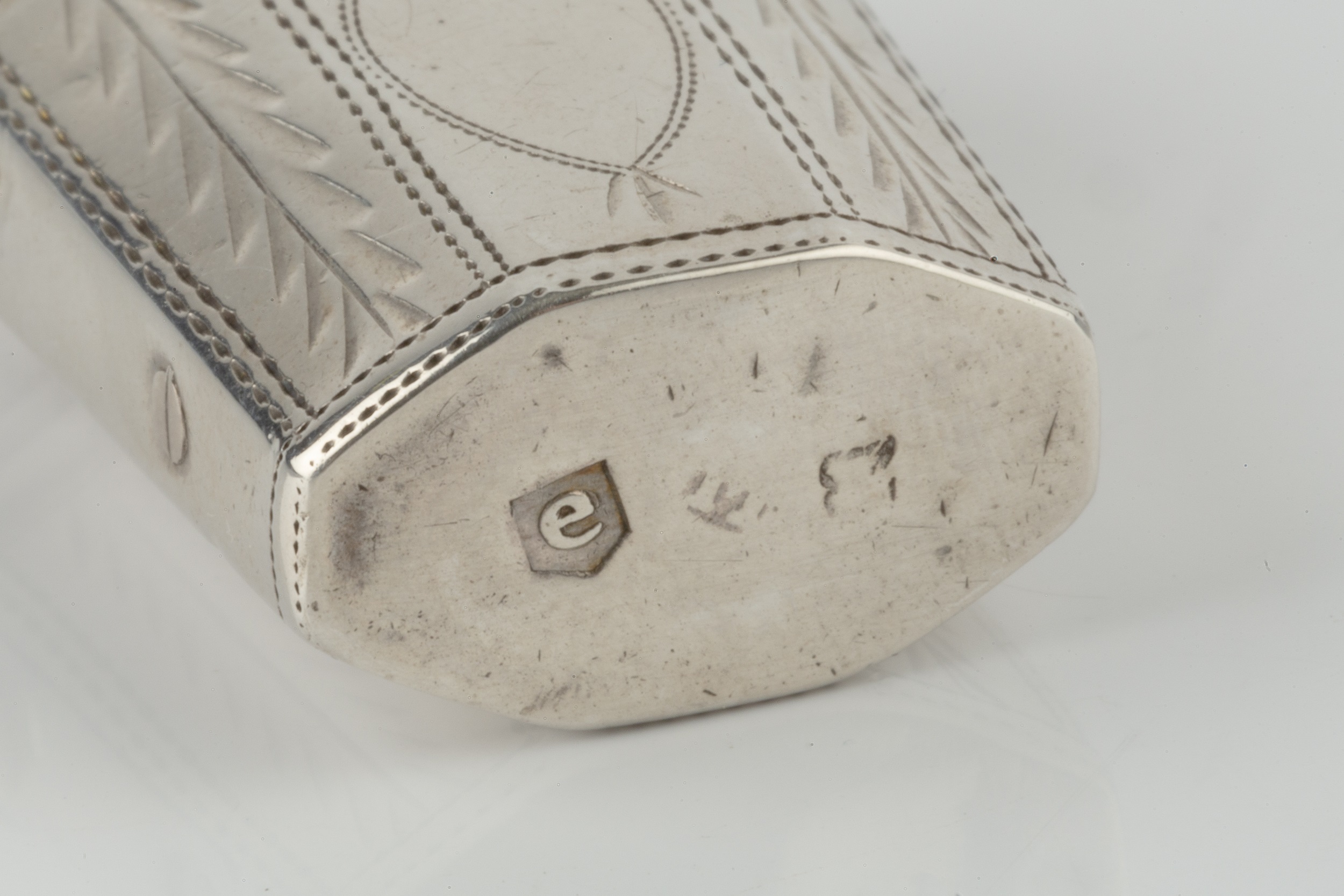 A George III silver scent bottle etui, of tapered and faceted form, engraved with panels of stylised - Bild 2 aus 4