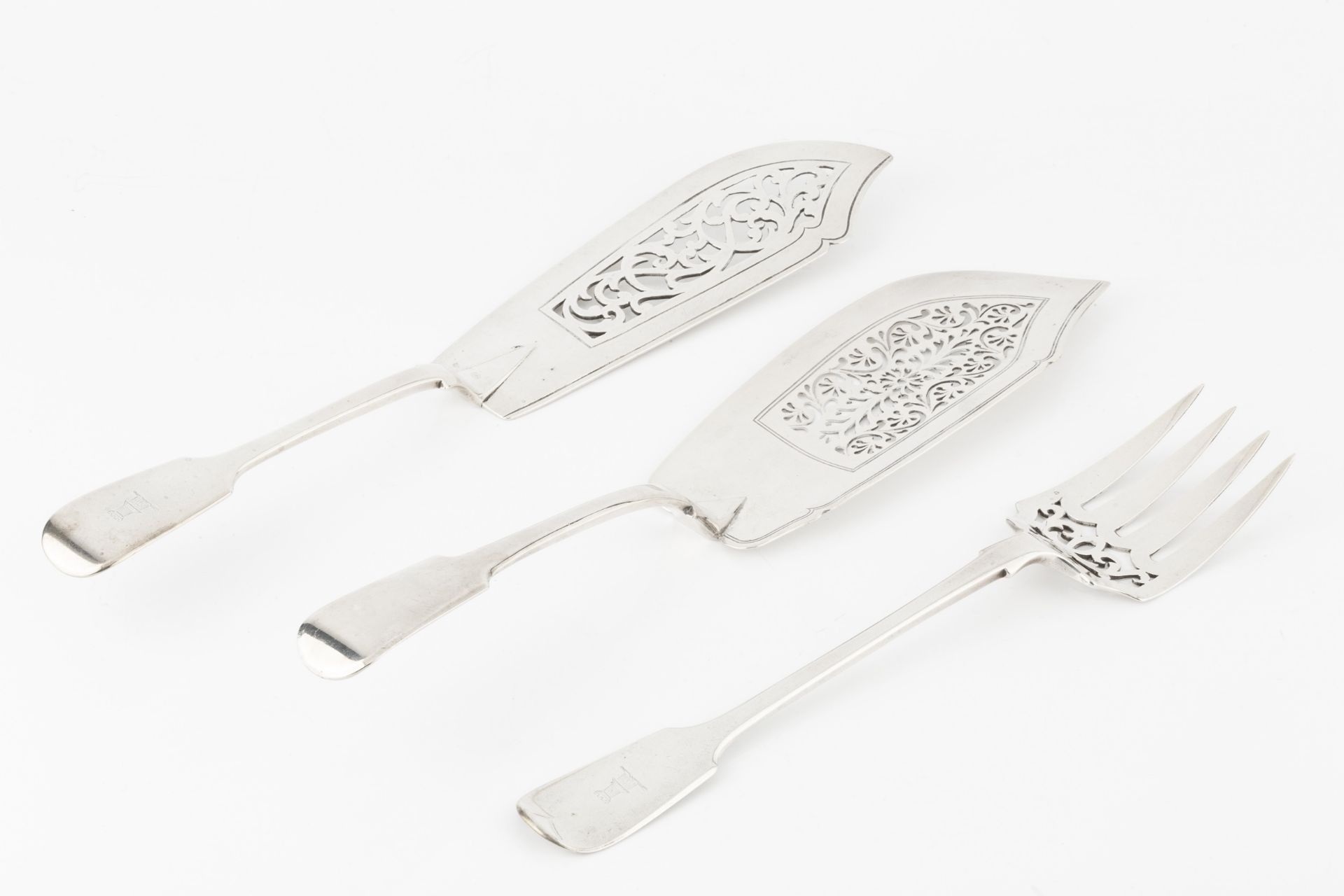 A George IV silver fiddle pattern fish slice, with pierce-decorated blade by William Knight II,