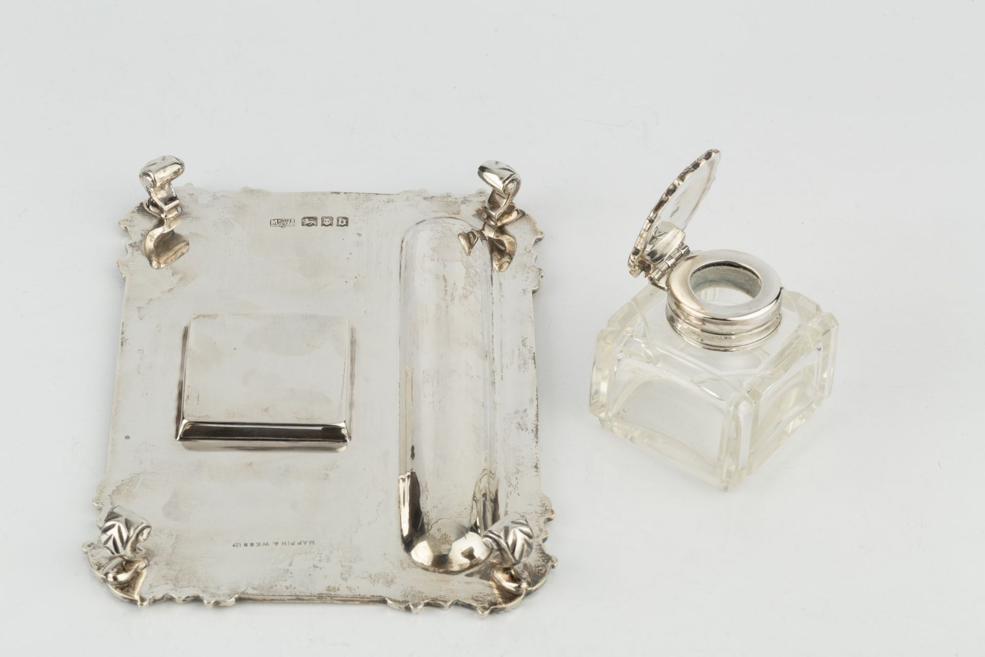 A George V silver inkstand, of shaped rectangular form, fitted with a single square section cut - Bild 3 aus 4